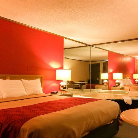 Econo Lodge Norwalk Bagian luar foto