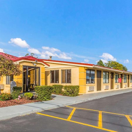 Econo Lodge Norwalk Bagian luar foto