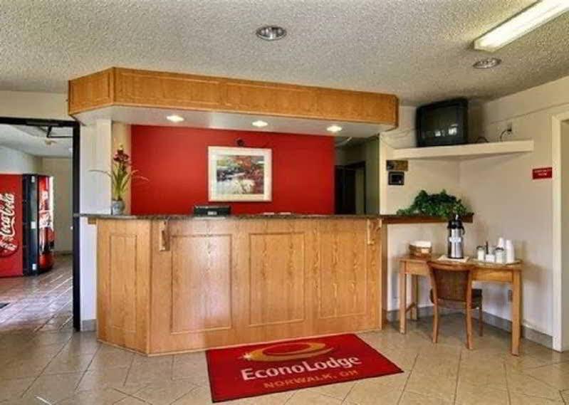 Econo Lodge Norwalk Bagian luar foto