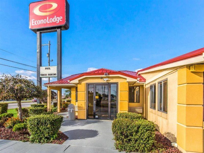 Econo Lodge Norwalk Bagian luar foto