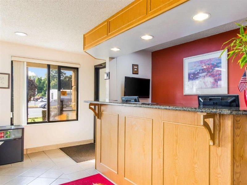 Econo Lodge Norwalk Bagian luar foto