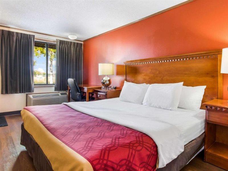 Econo Lodge Norwalk Bagian luar foto