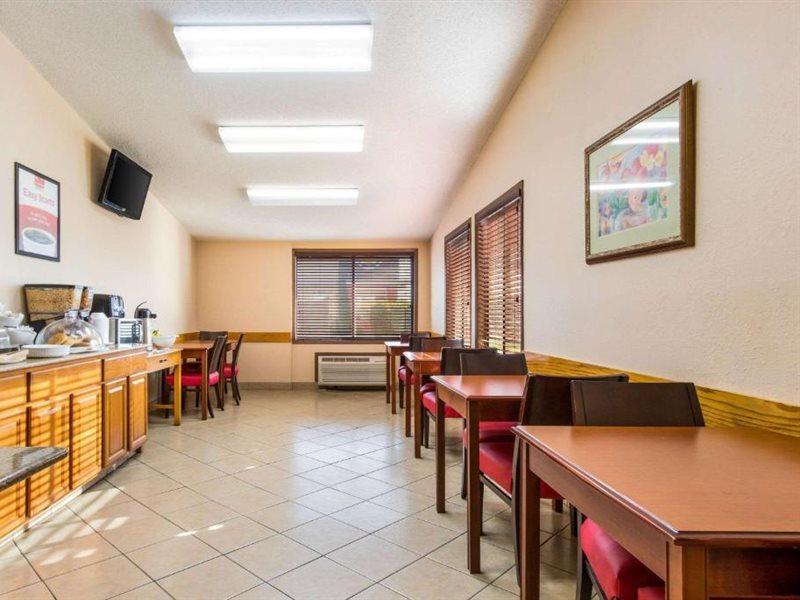 Econo Lodge Norwalk Bagian luar foto