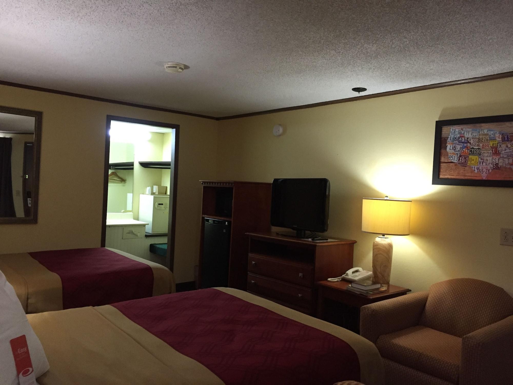 Econo Lodge Norwalk Bagian luar foto