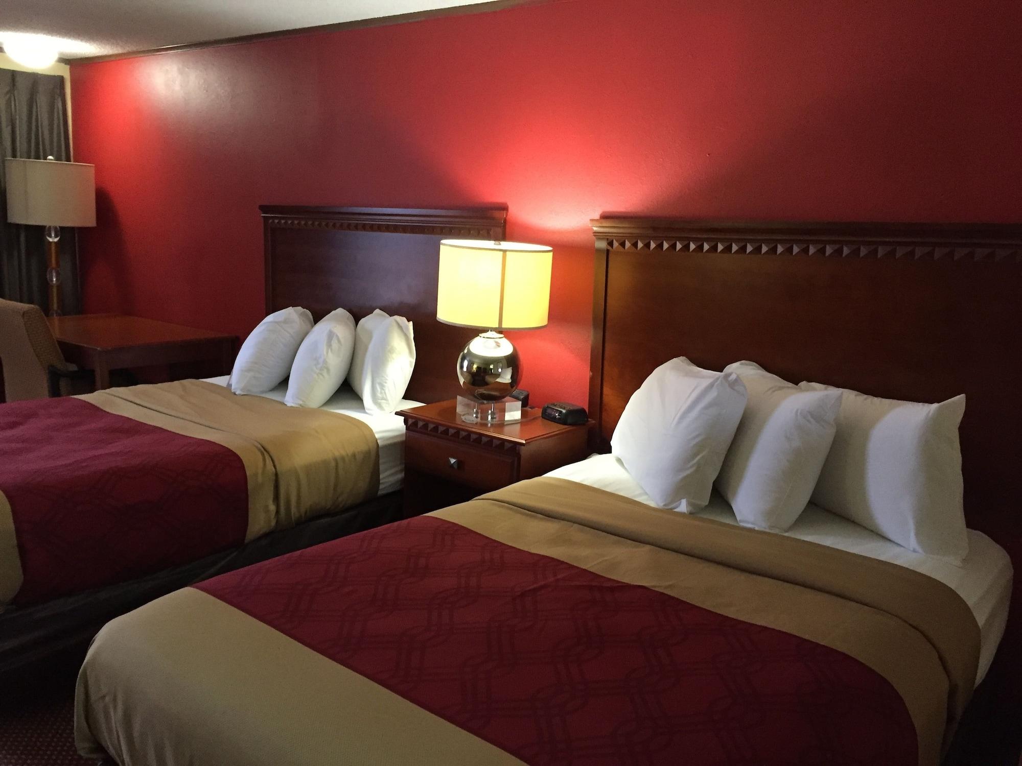 Econo Lodge Norwalk Bagian luar foto