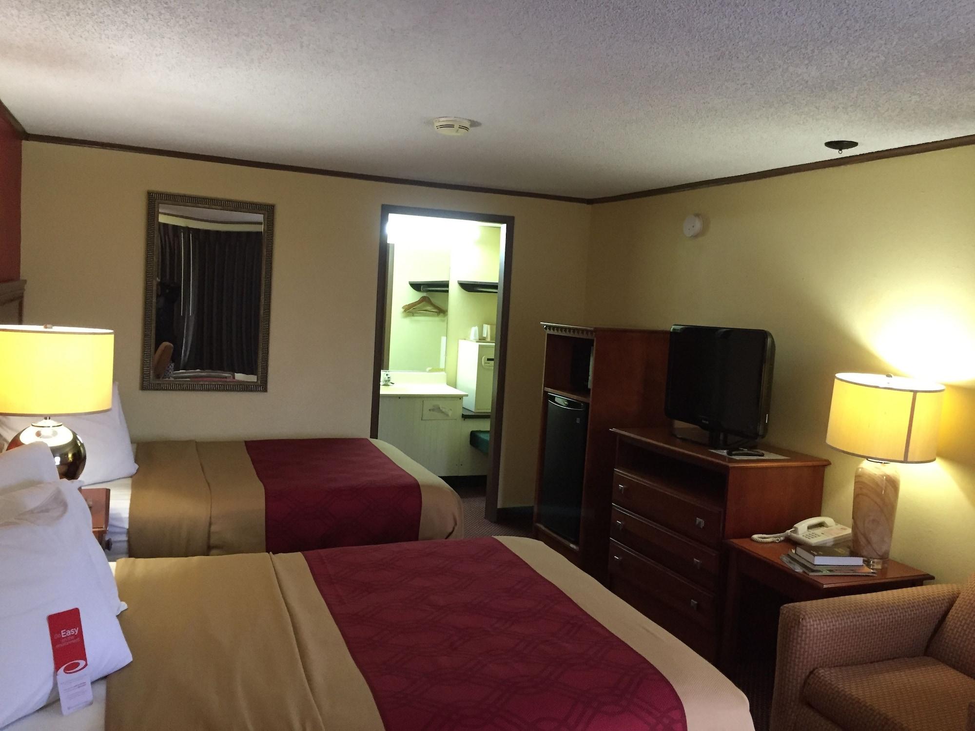 Econo Lodge Norwalk Bagian luar foto