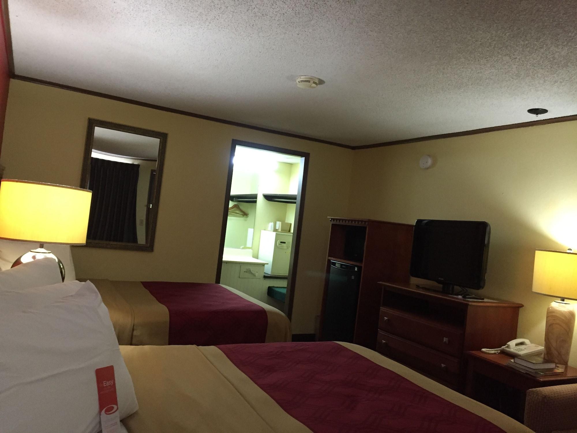Econo Lodge Norwalk Bagian luar foto