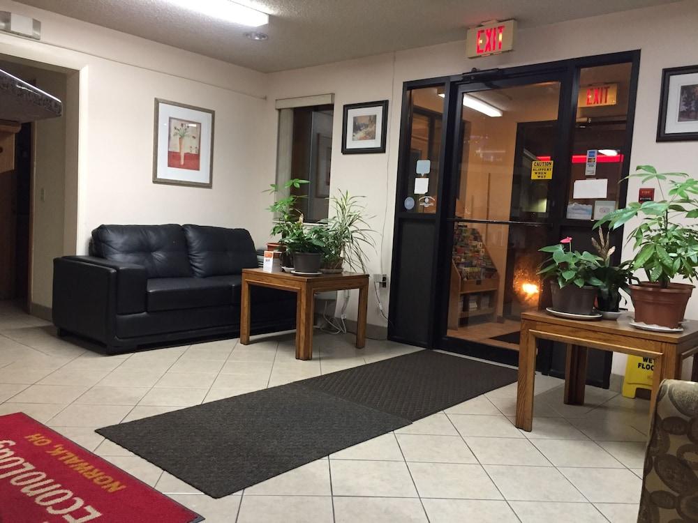 Econo Lodge Norwalk Bagian luar foto