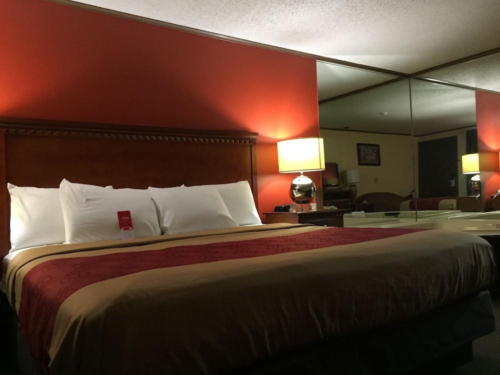 Econo Lodge Norwalk Bagian luar foto