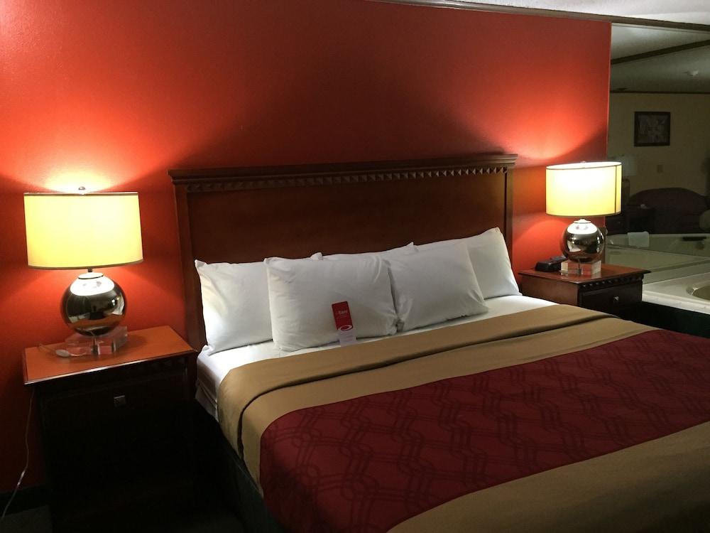 Econo Lodge Norwalk Bagian luar foto