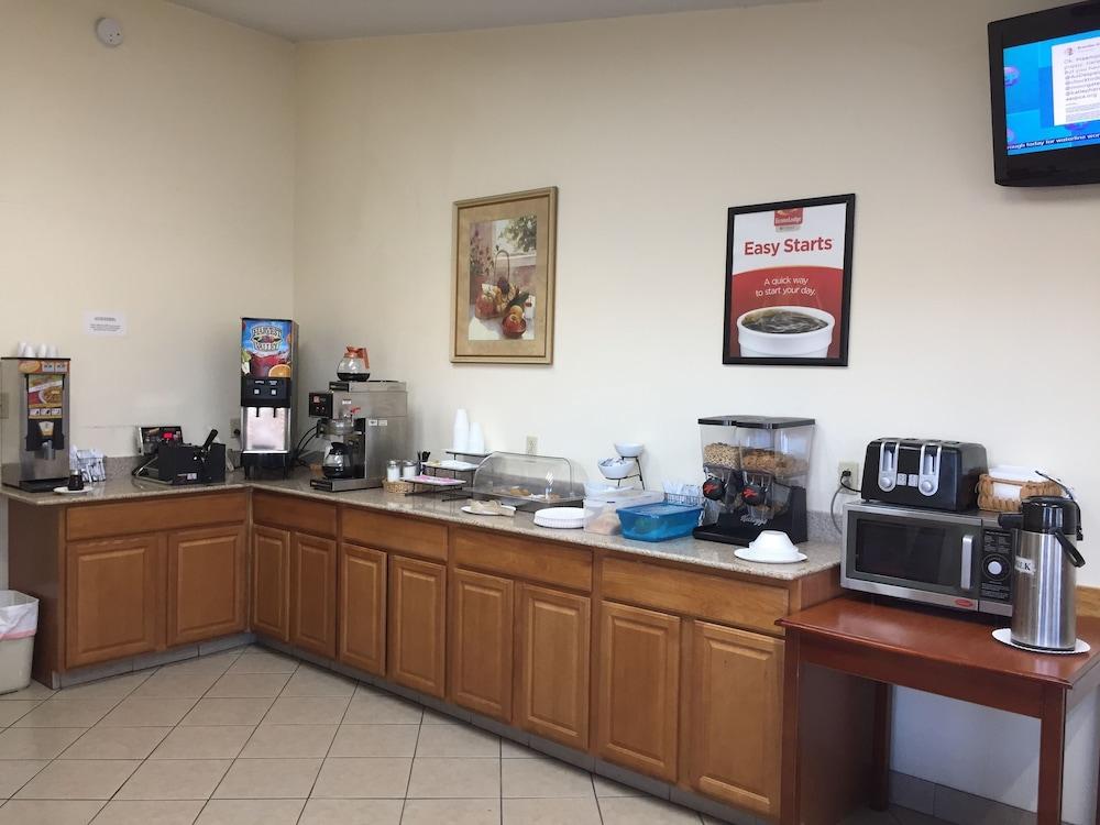 Econo Lodge Norwalk Bagian luar foto