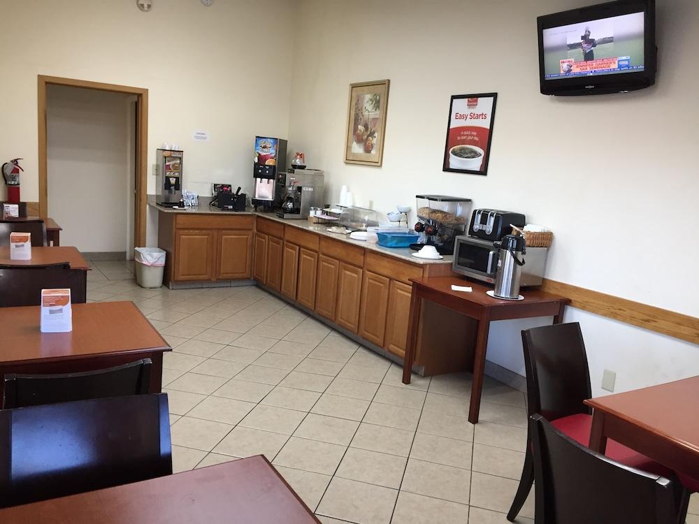 Econo Lodge Norwalk Bagian luar foto