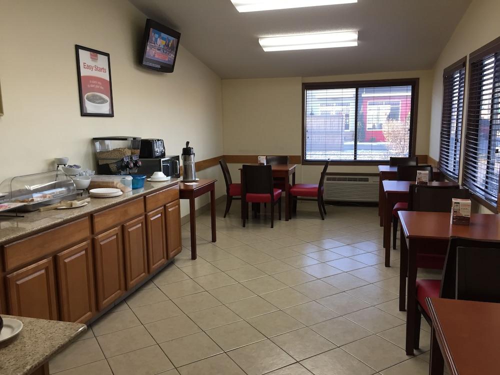 Econo Lodge Norwalk Bagian luar foto