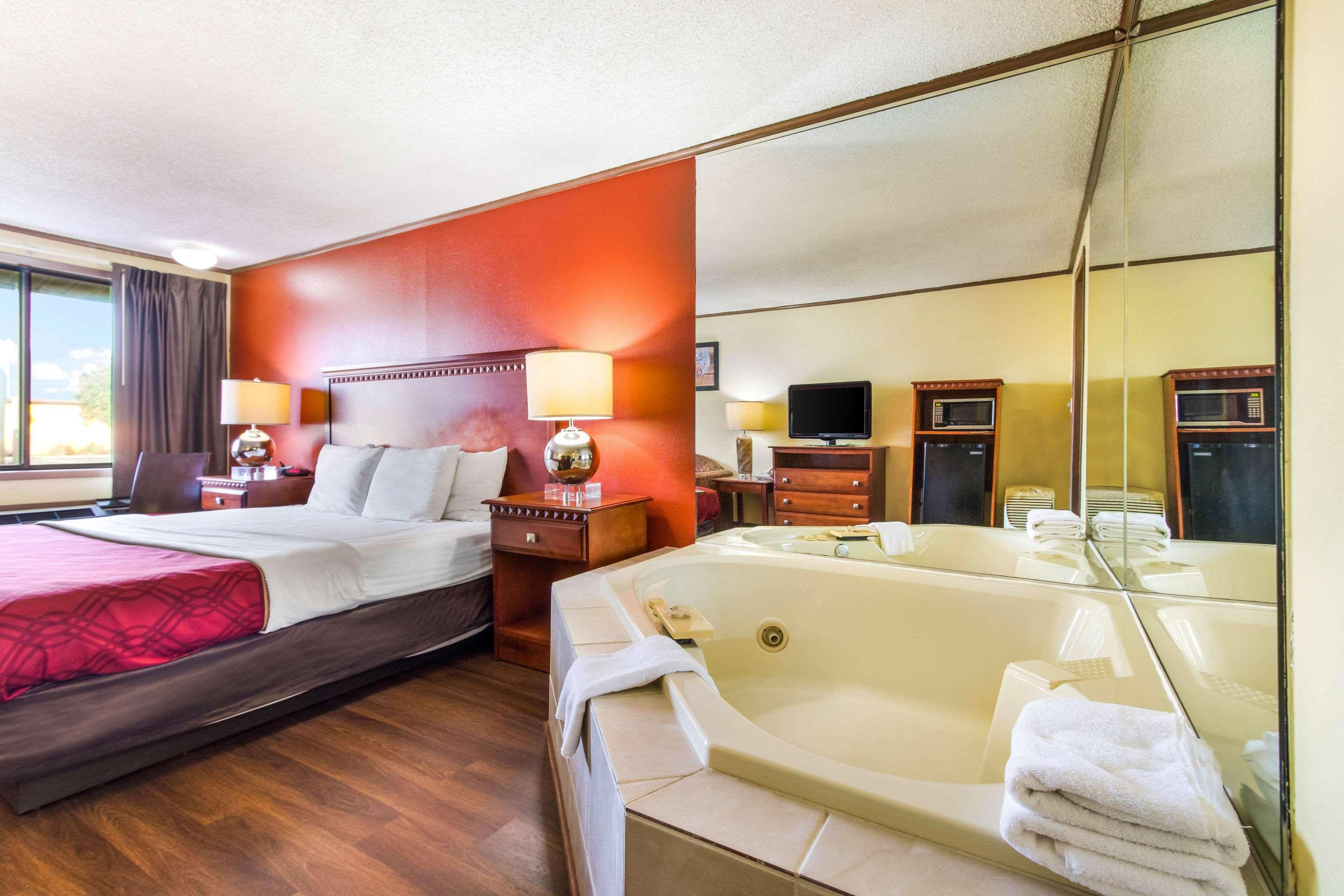Econo Lodge Norwalk Bagian luar foto