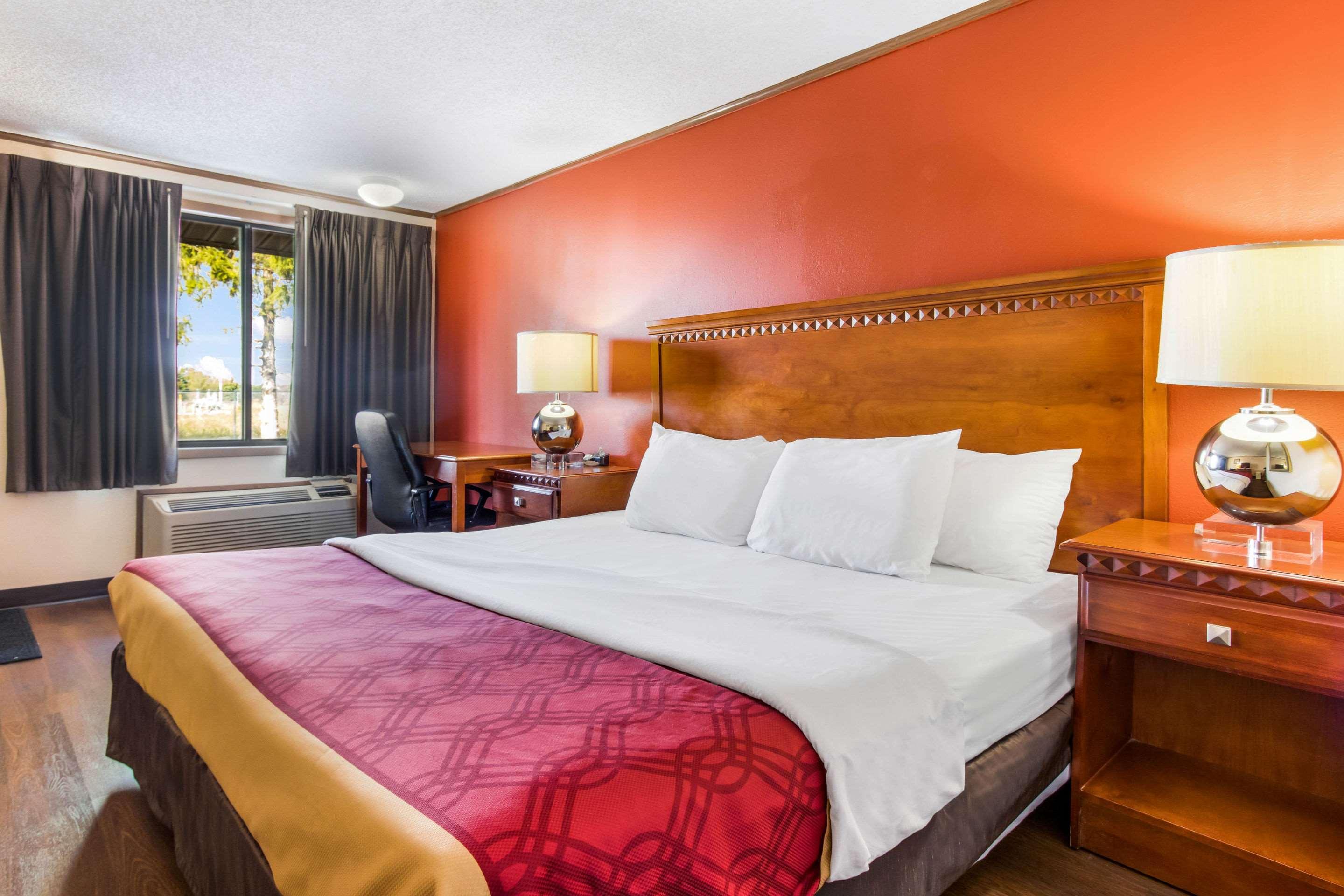 Econo Lodge Norwalk Bagian luar foto