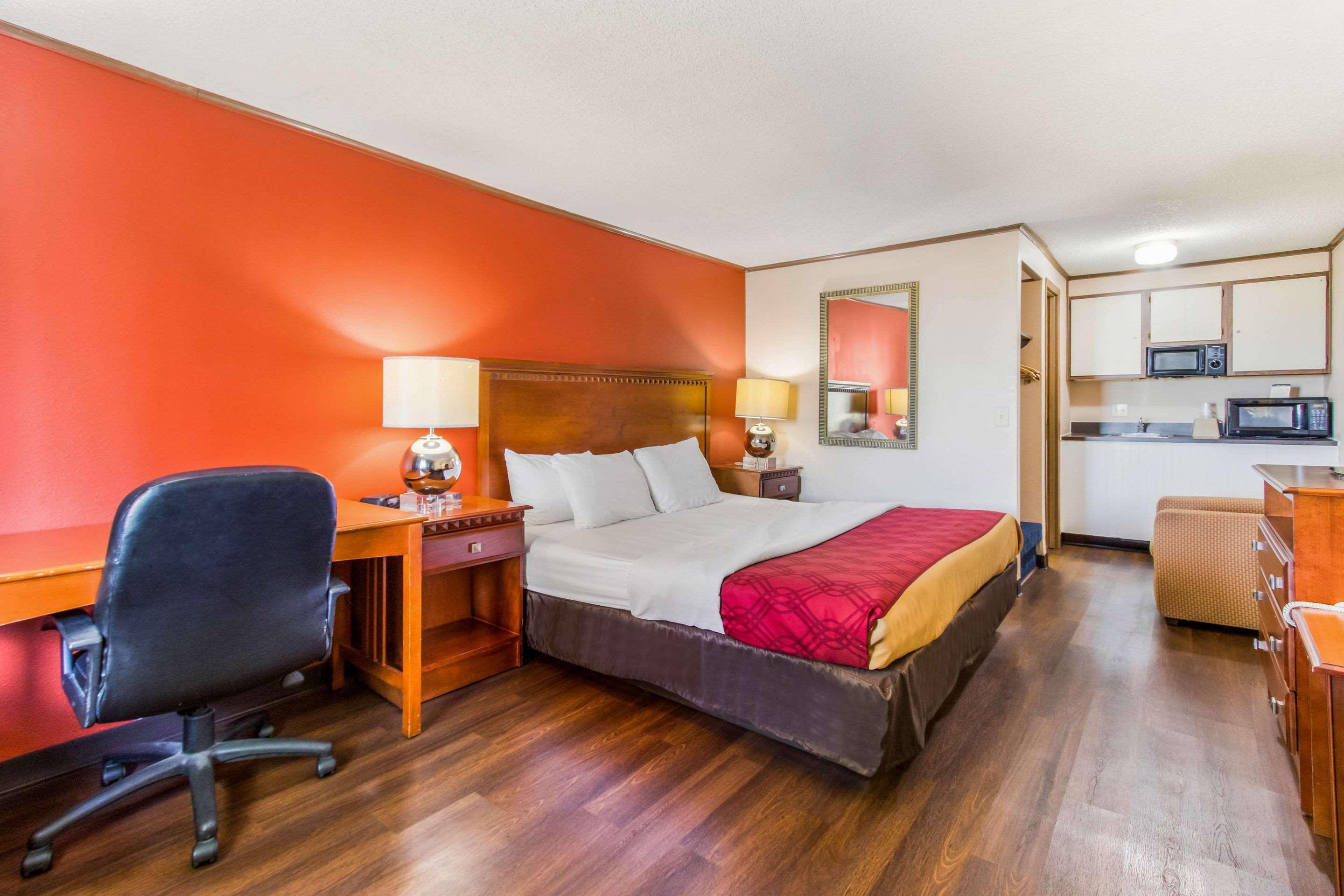 Econo Lodge Norwalk Bagian luar foto