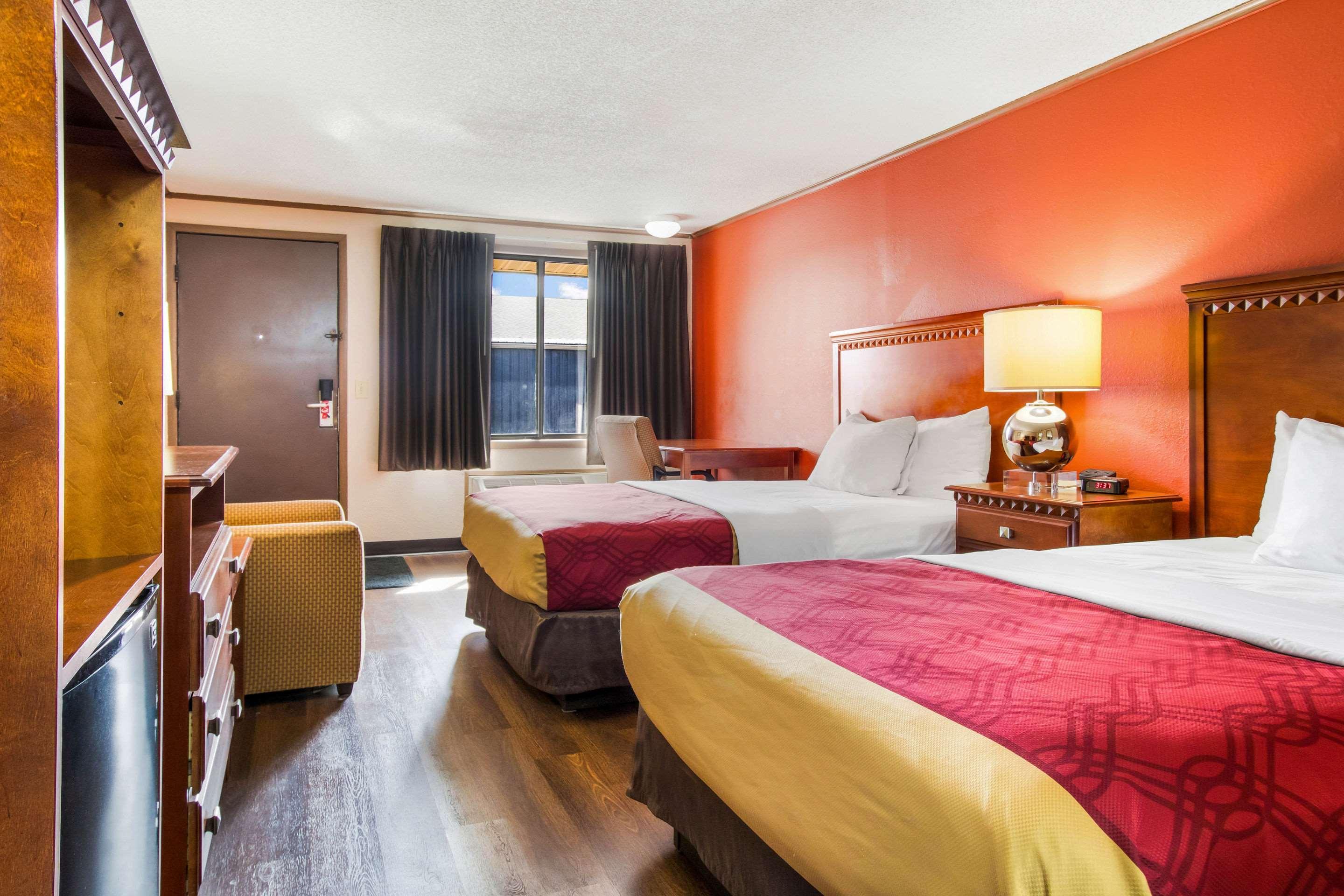 Econo Lodge Norwalk Bagian luar foto