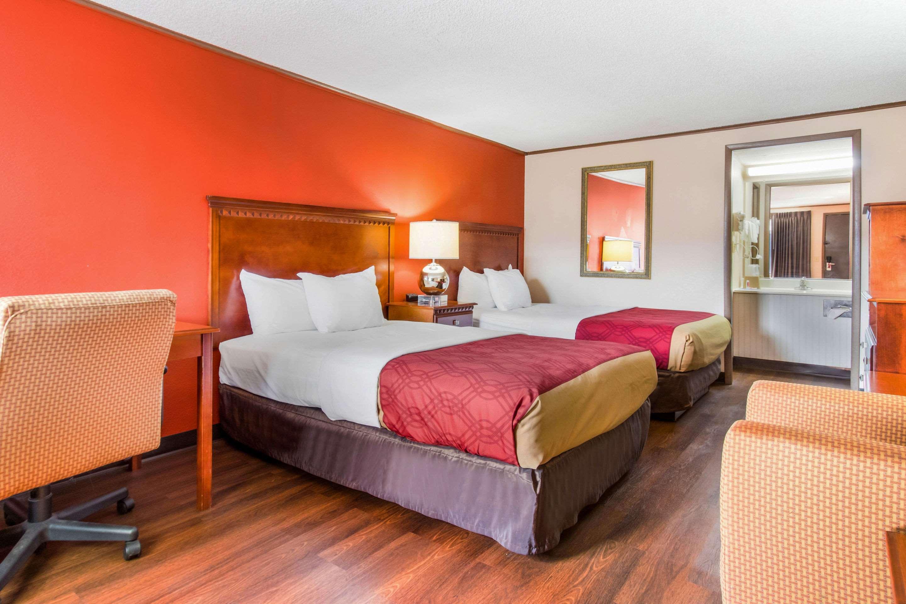 Econo Lodge Norwalk Bagian luar foto