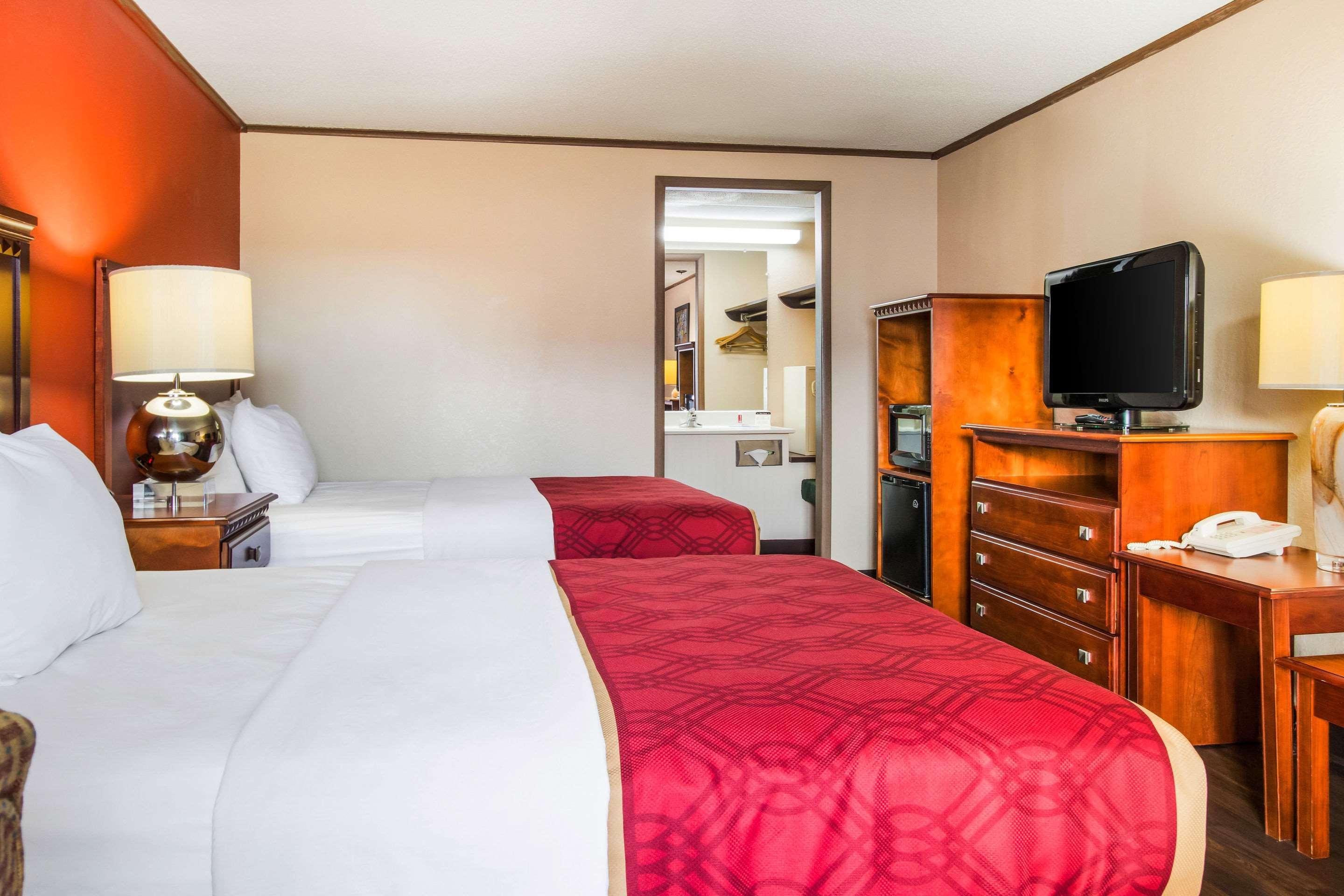 Econo Lodge Norwalk Bagian luar foto