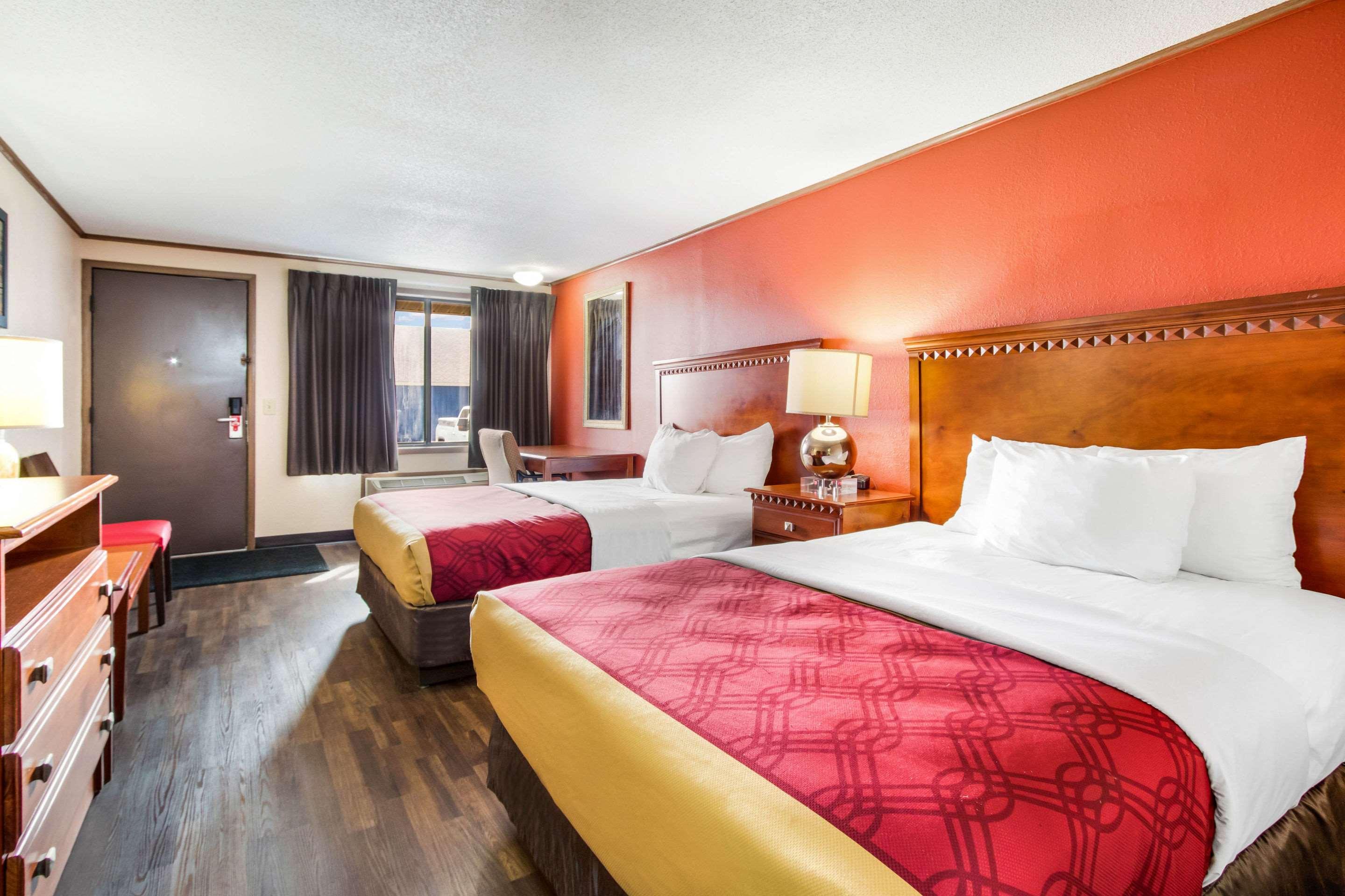 Econo Lodge Norwalk Bagian luar foto