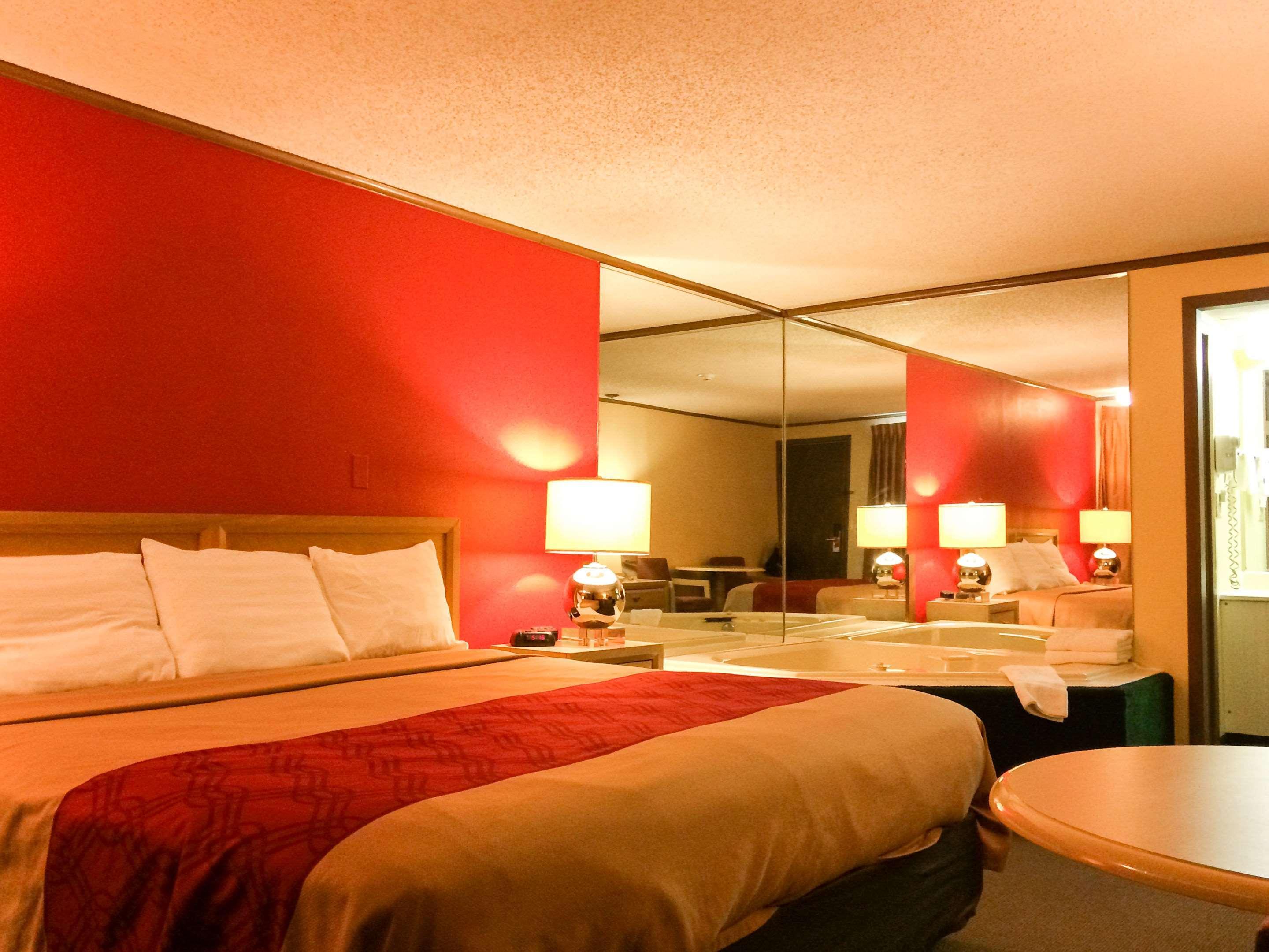 Econo Lodge Norwalk Bagian luar foto