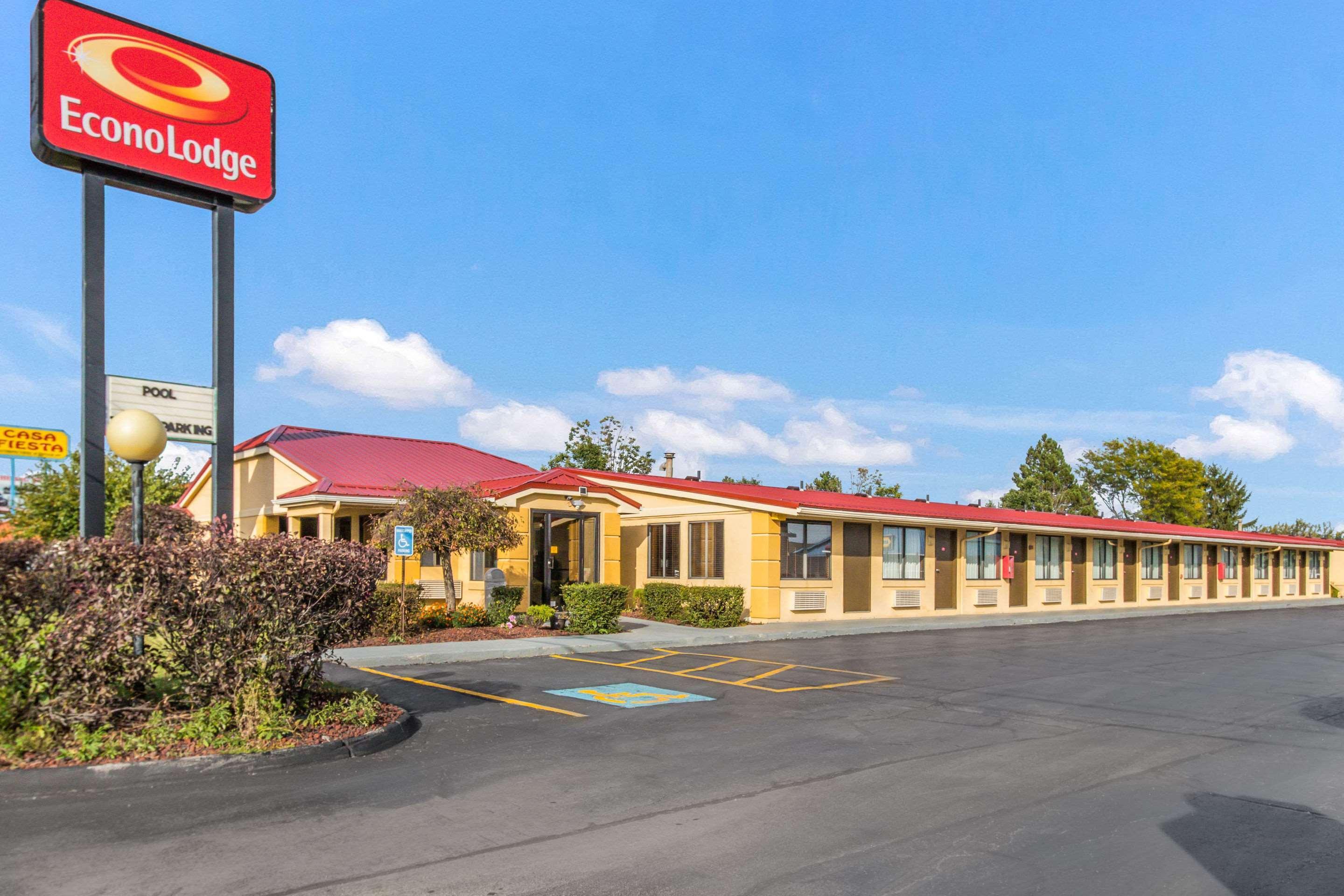 Econo Lodge Norwalk Bagian luar foto