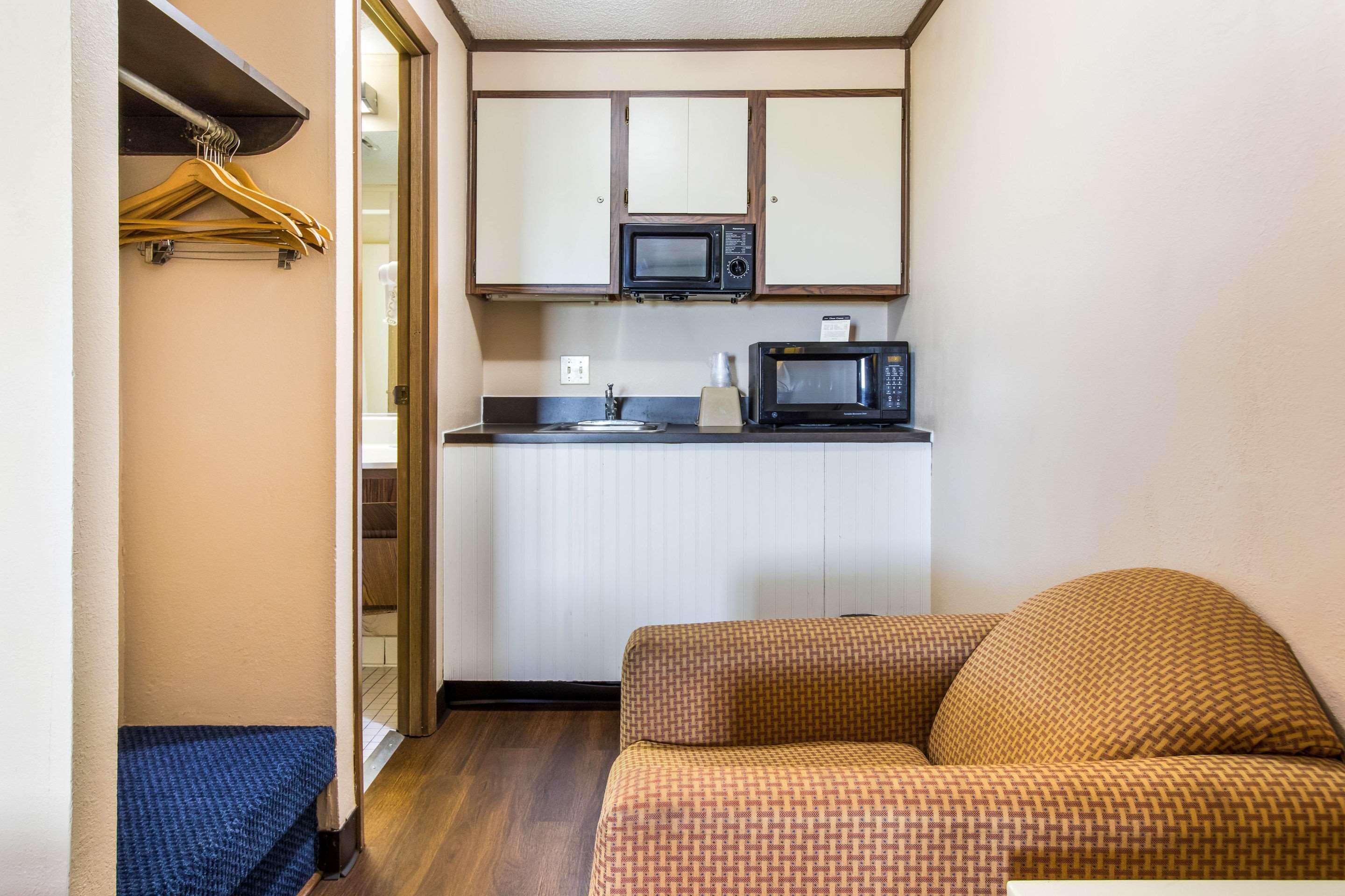 Econo Lodge Norwalk Bagian luar foto