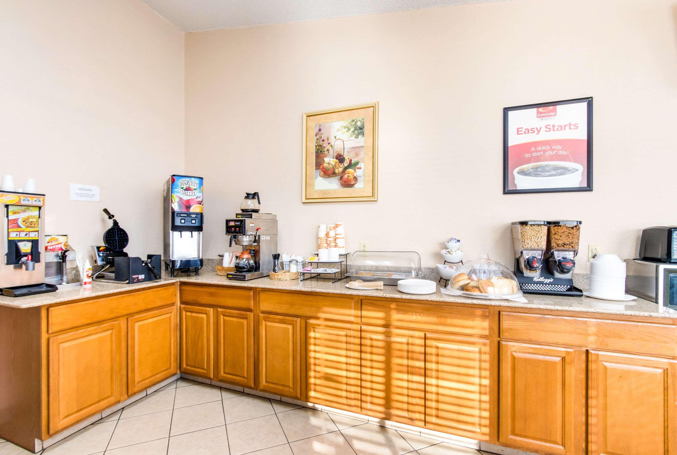 Econo Lodge Norwalk Bagian luar foto