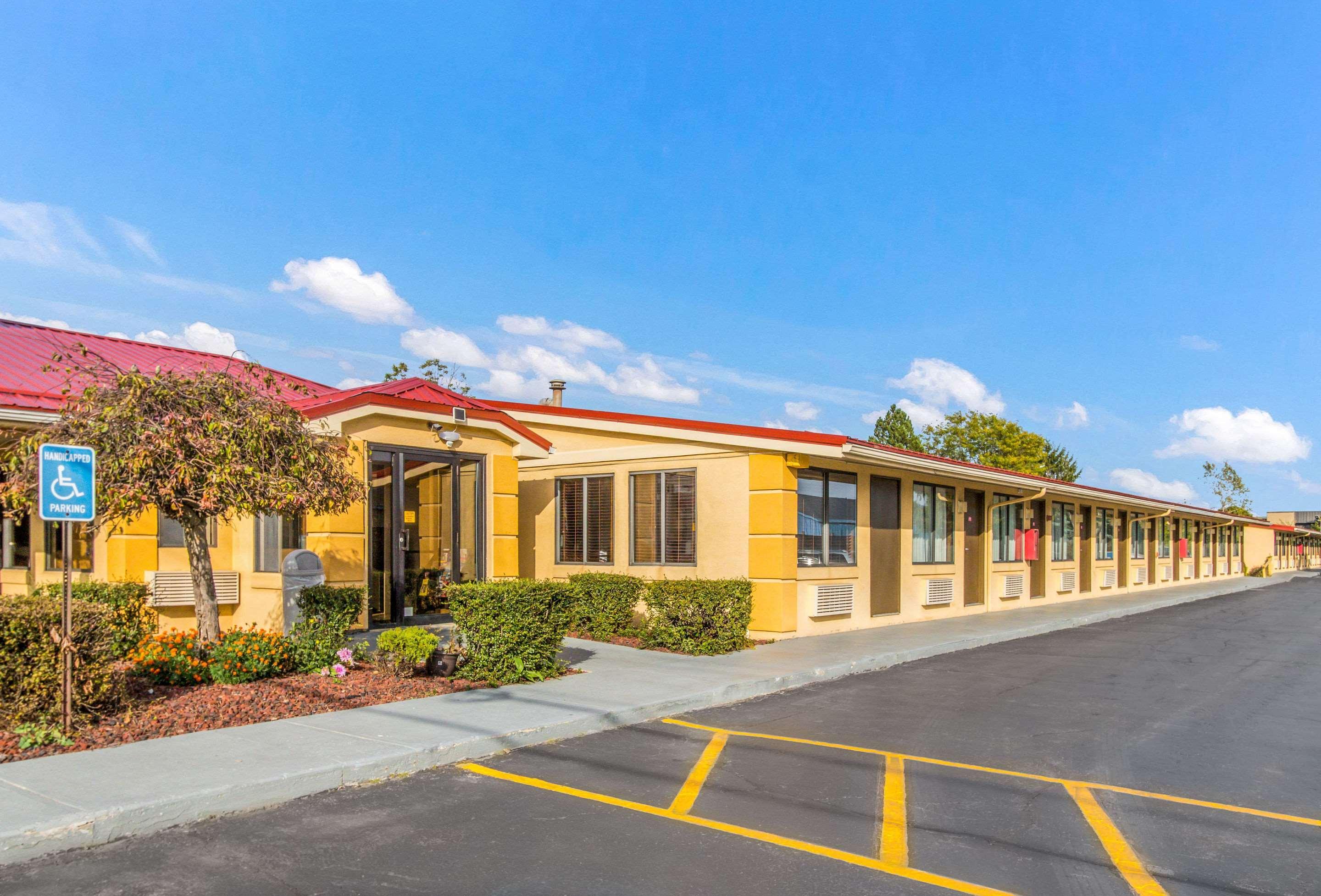 Econo Lodge Norwalk Bagian luar foto