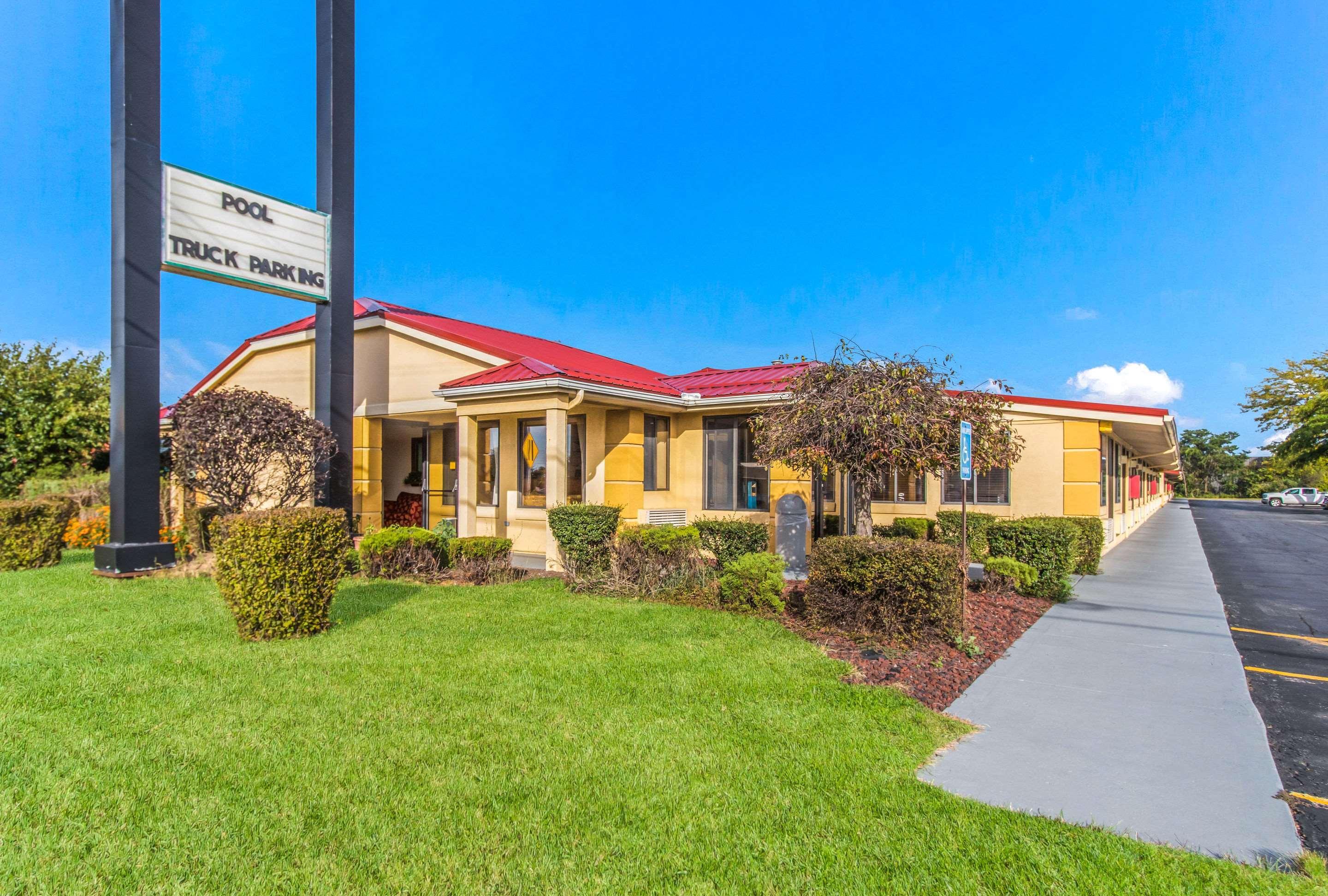 Econo Lodge Norwalk Bagian luar foto