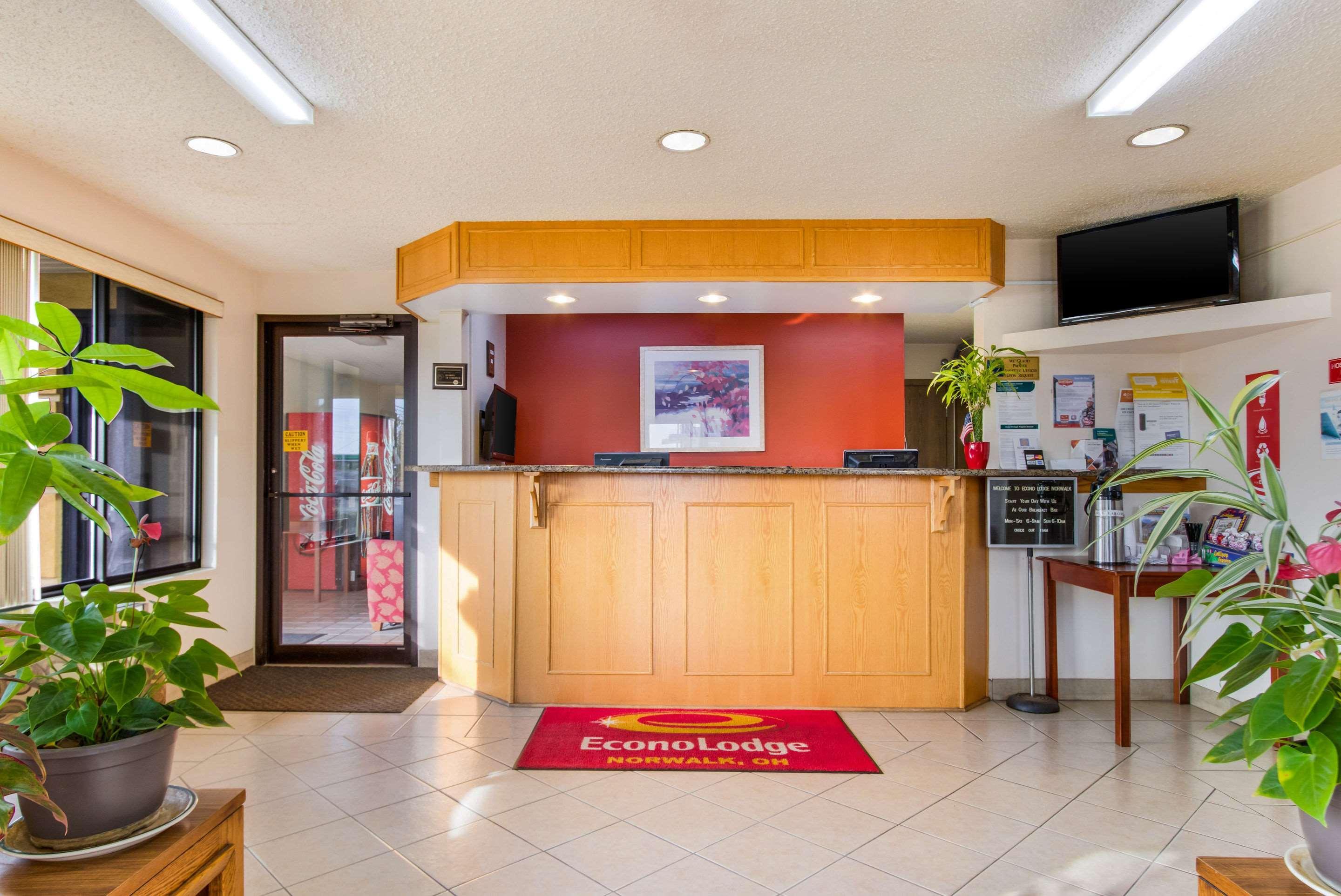 Econo Lodge Norwalk Bagian luar foto