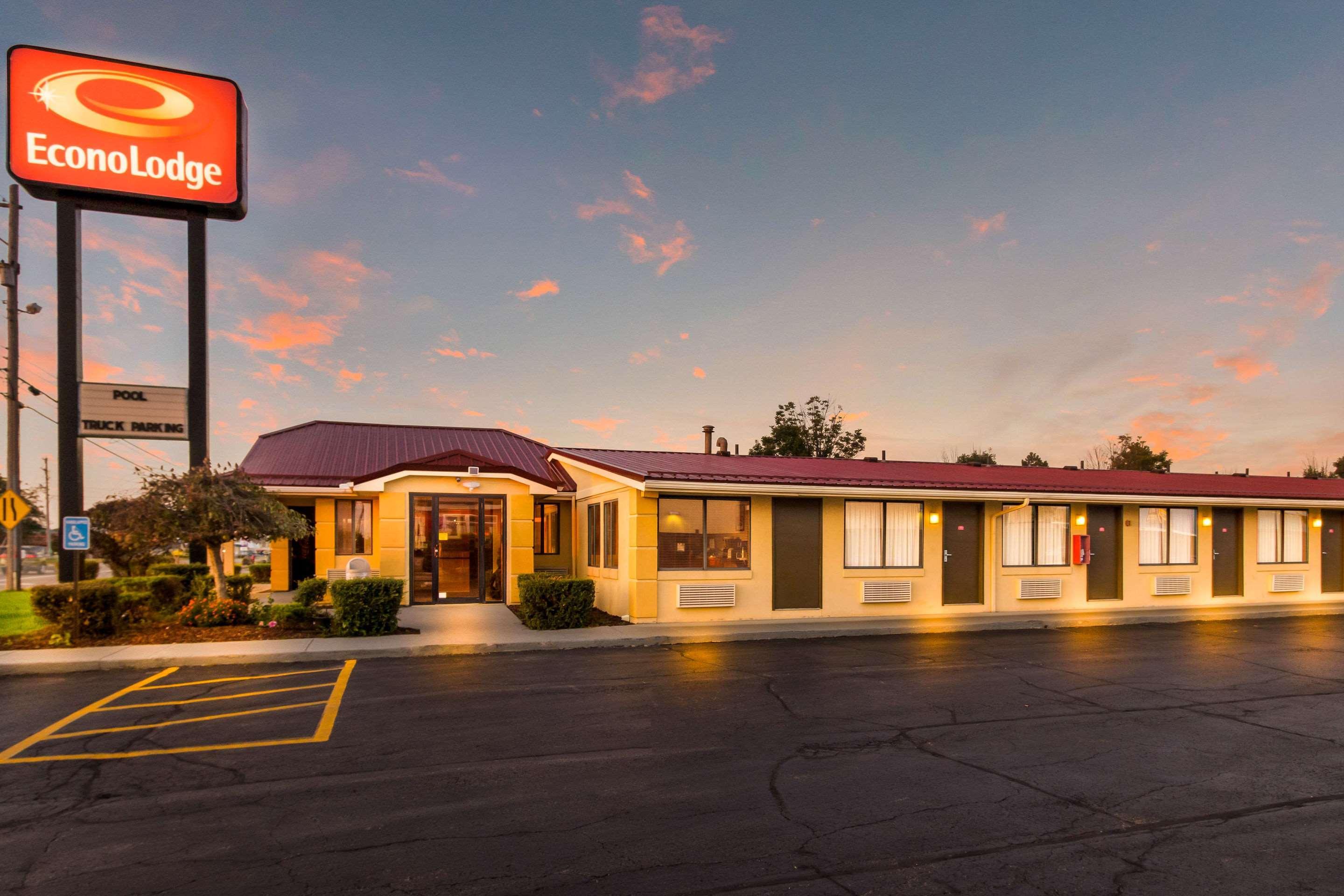 Econo Lodge Norwalk Bagian luar foto