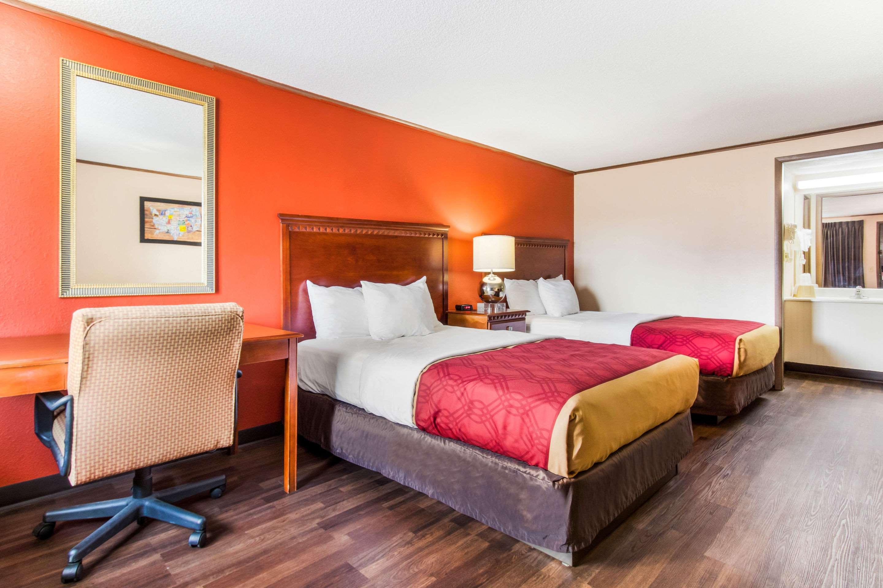 Econo Lodge Norwalk Bagian luar foto