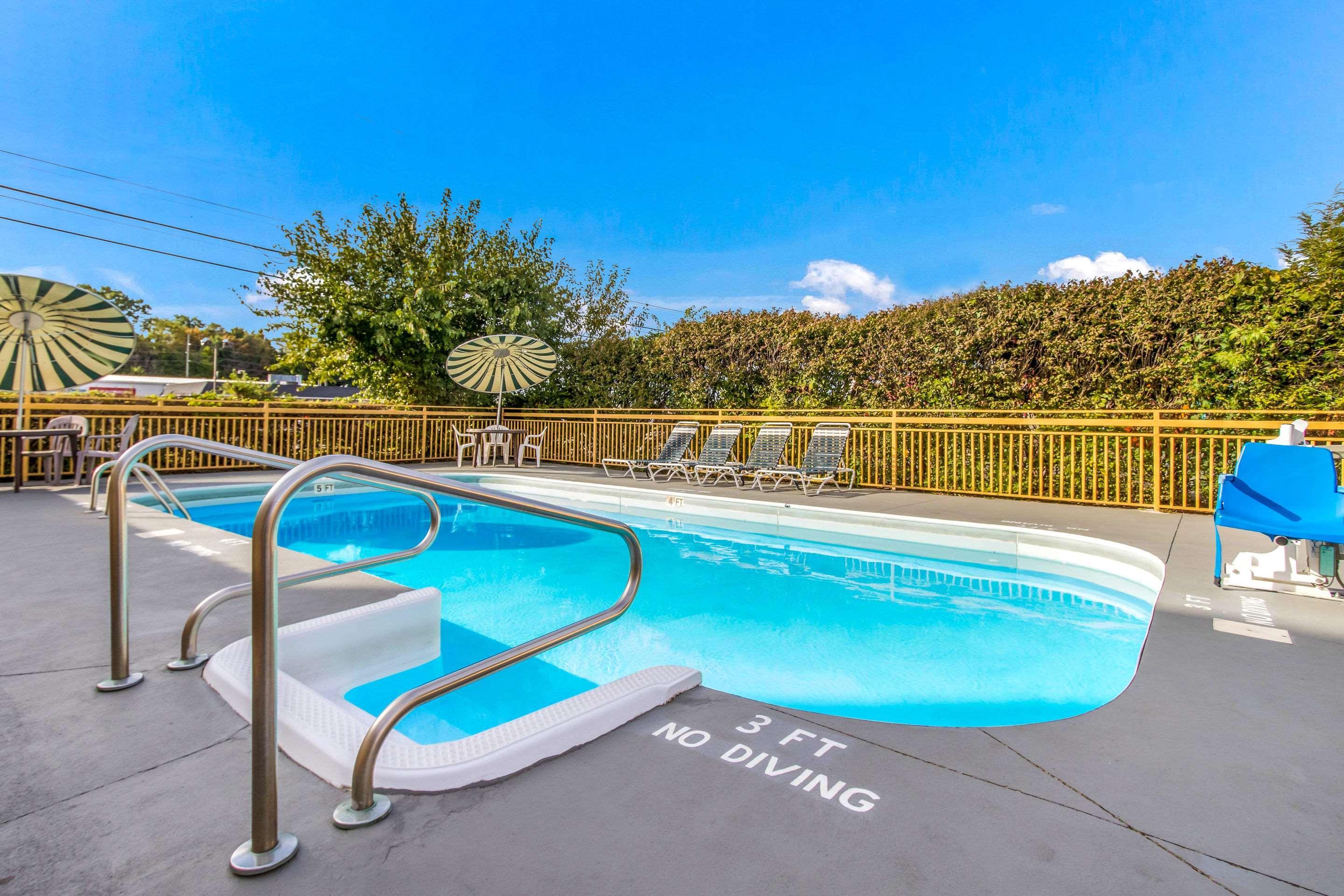Econo Lodge Norwalk Bagian luar foto