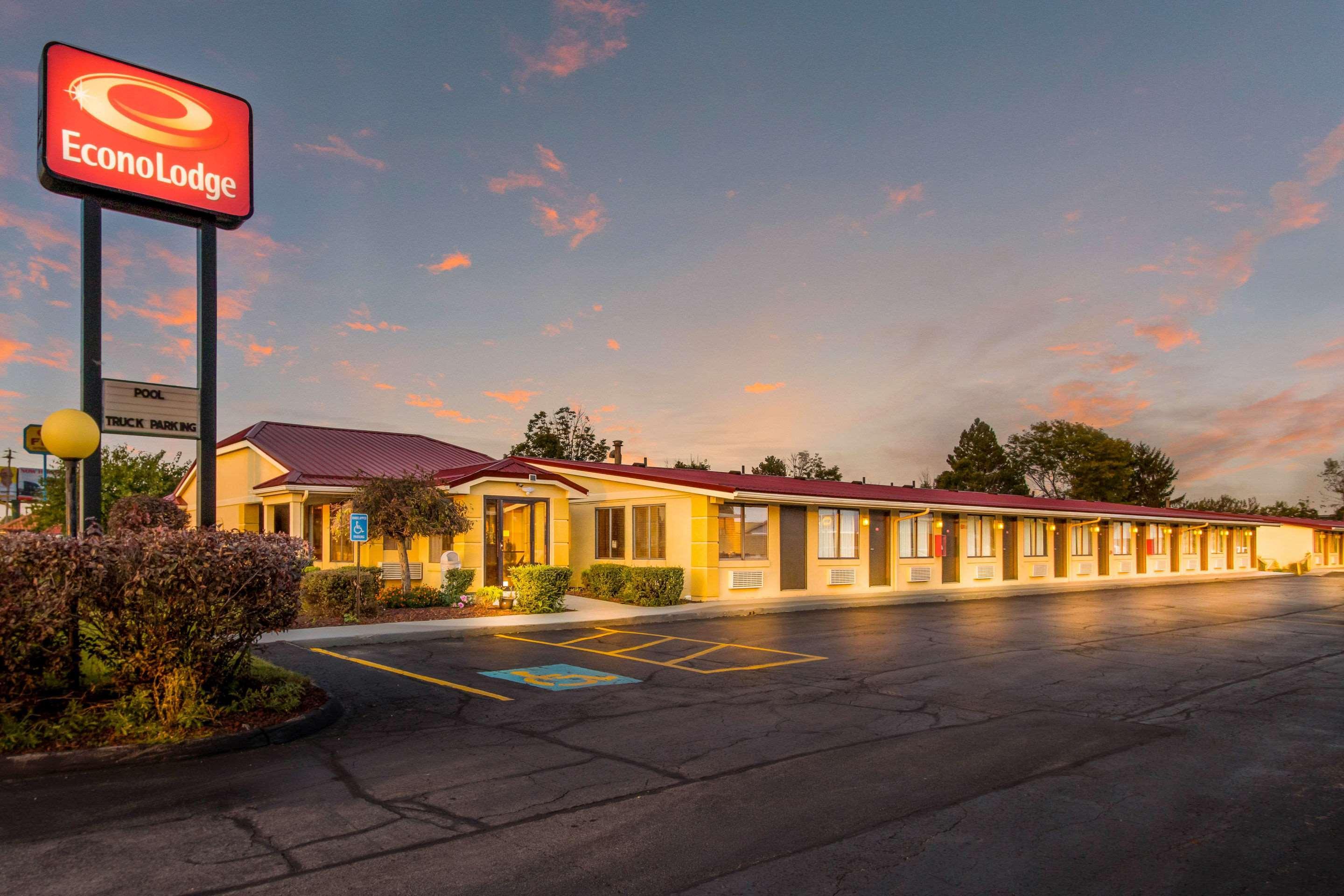Econo Lodge Norwalk Bagian luar foto