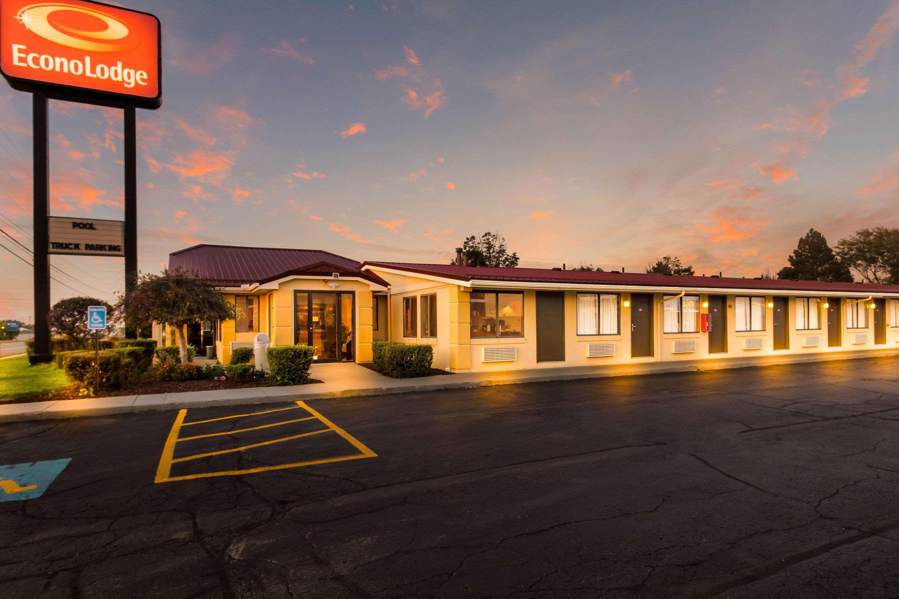 Econo Lodge Norwalk Bagian luar foto