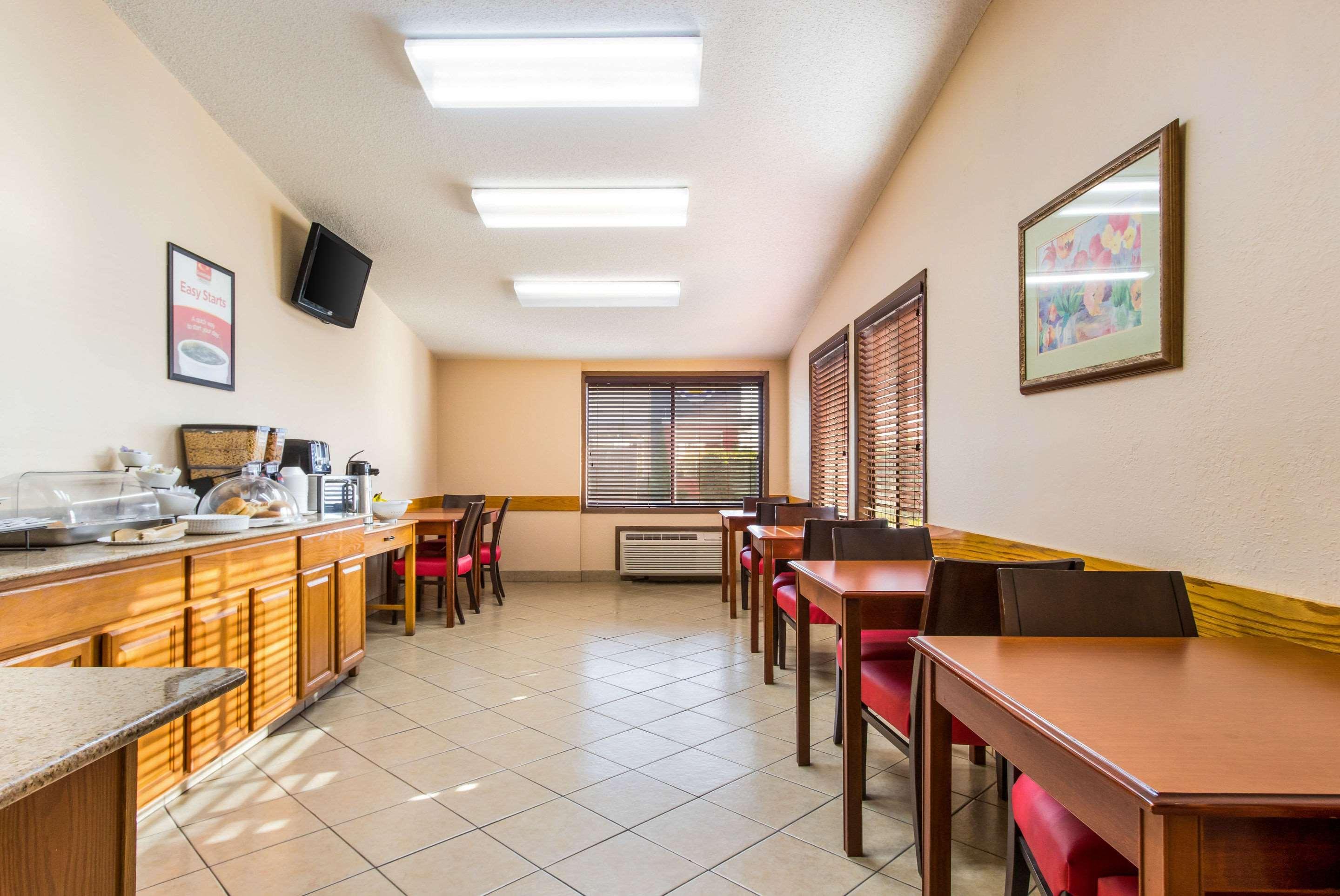 Econo Lodge Norwalk Bagian luar foto