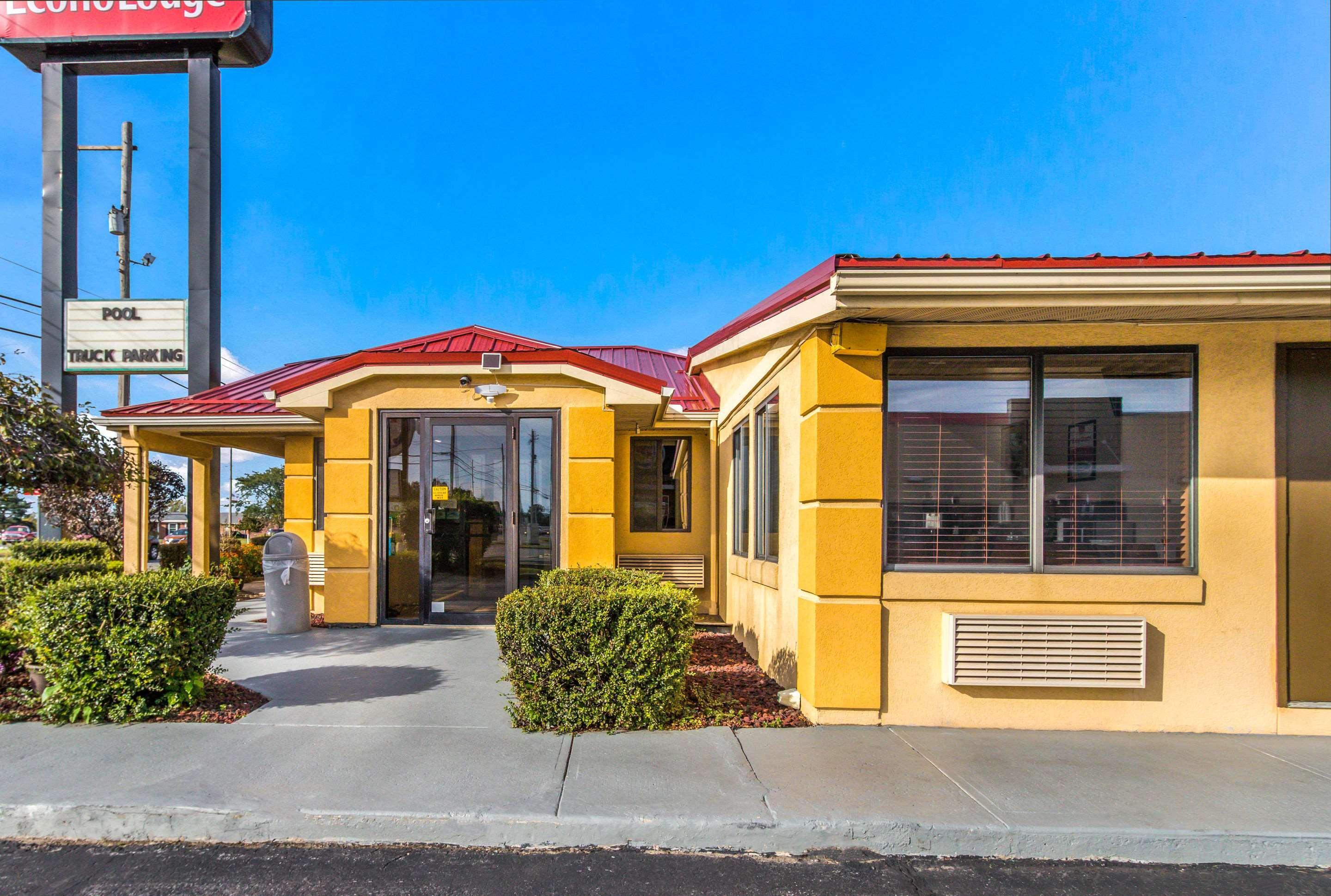 Econo Lodge Norwalk Bagian luar foto