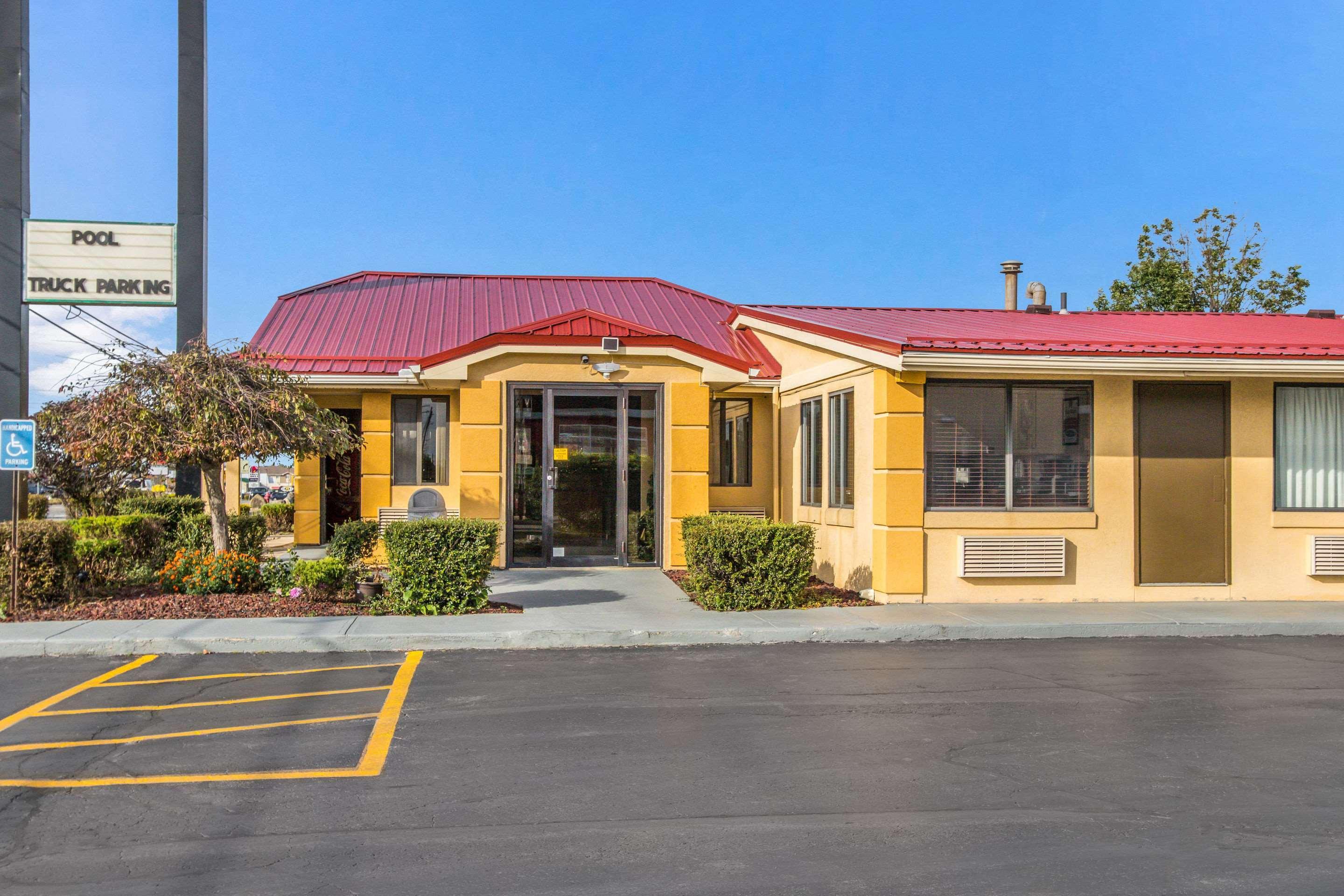Econo Lodge Norwalk Bagian luar foto