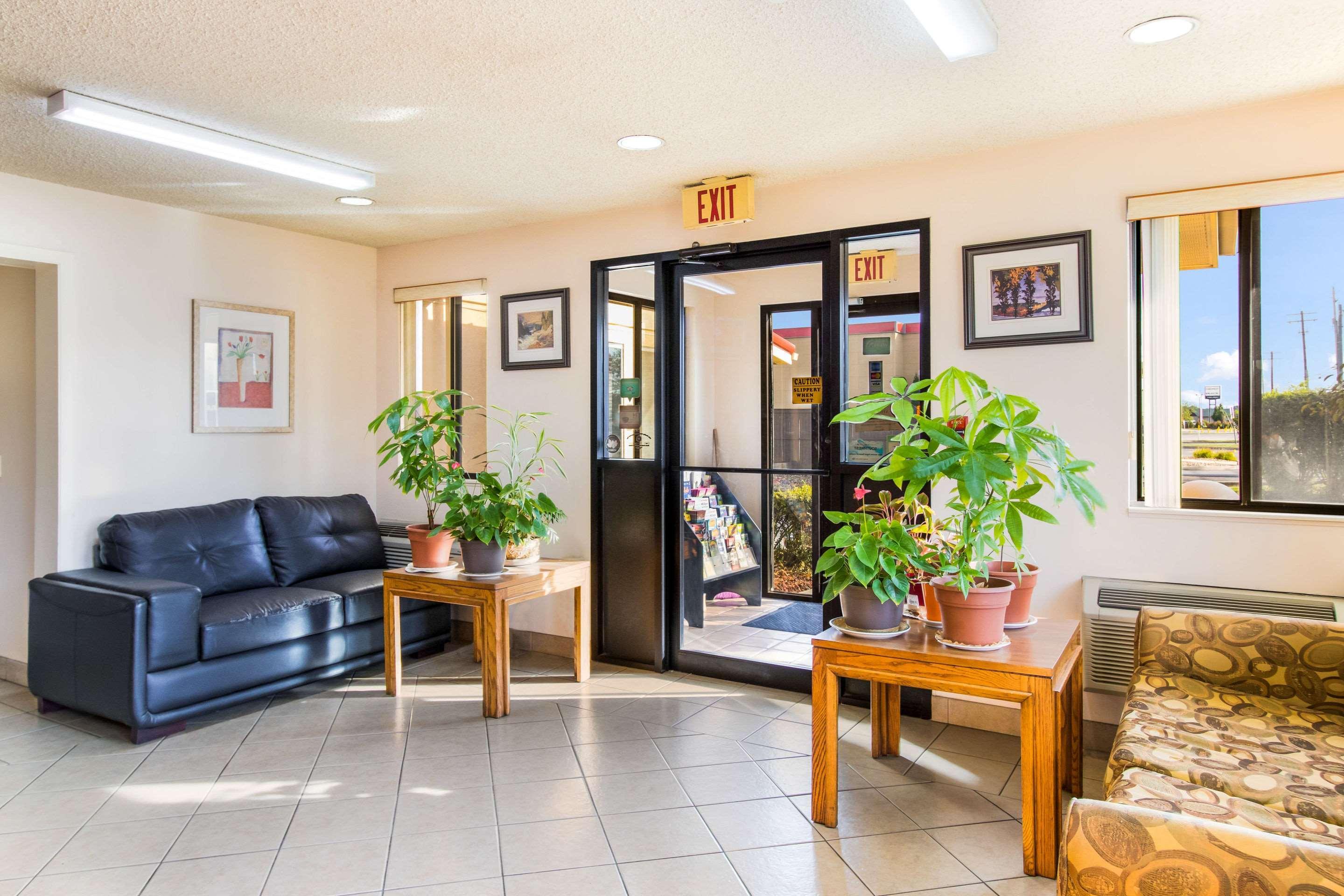 Econo Lodge Norwalk Bagian luar foto