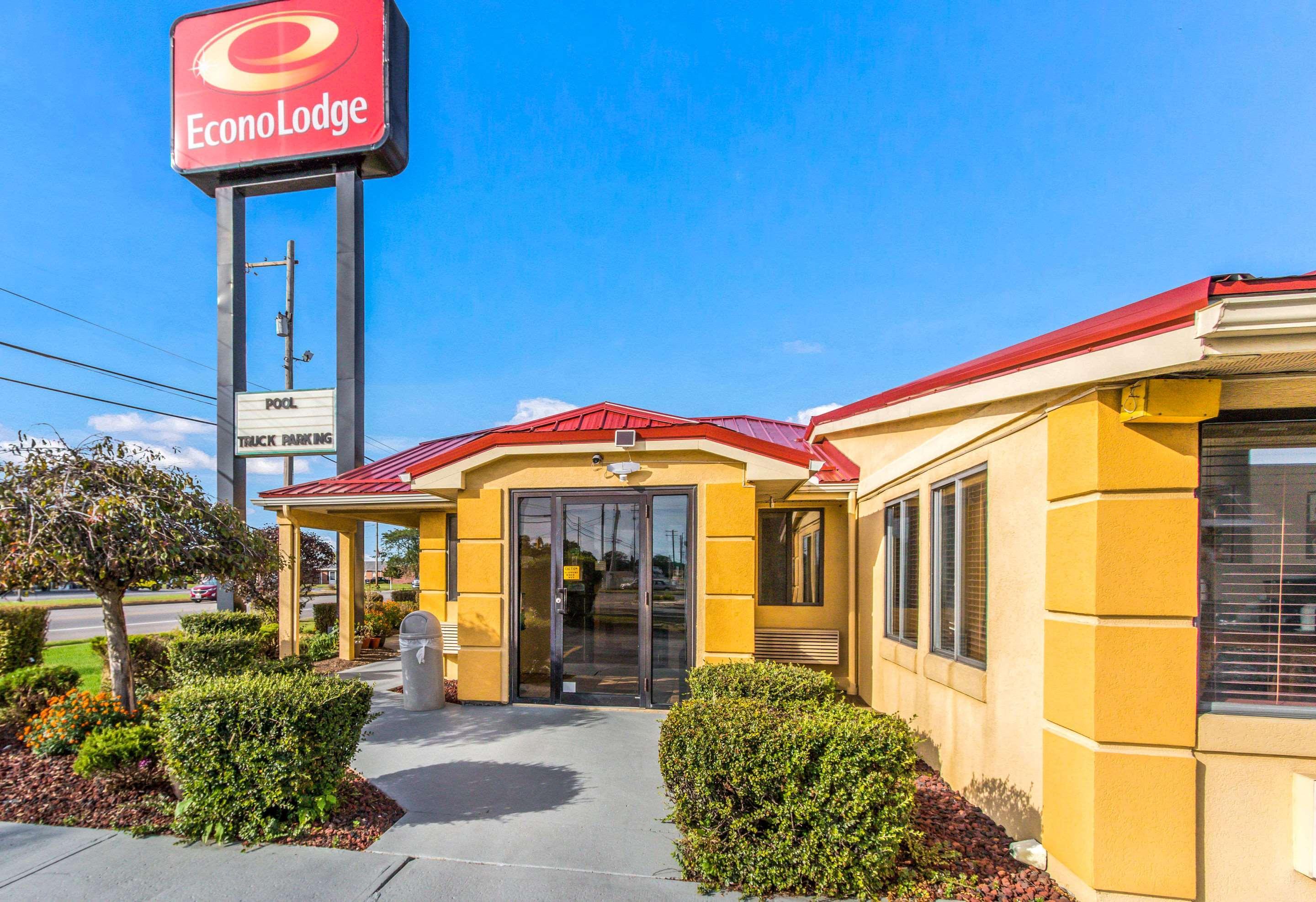 Econo Lodge Norwalk Bagian luar foto