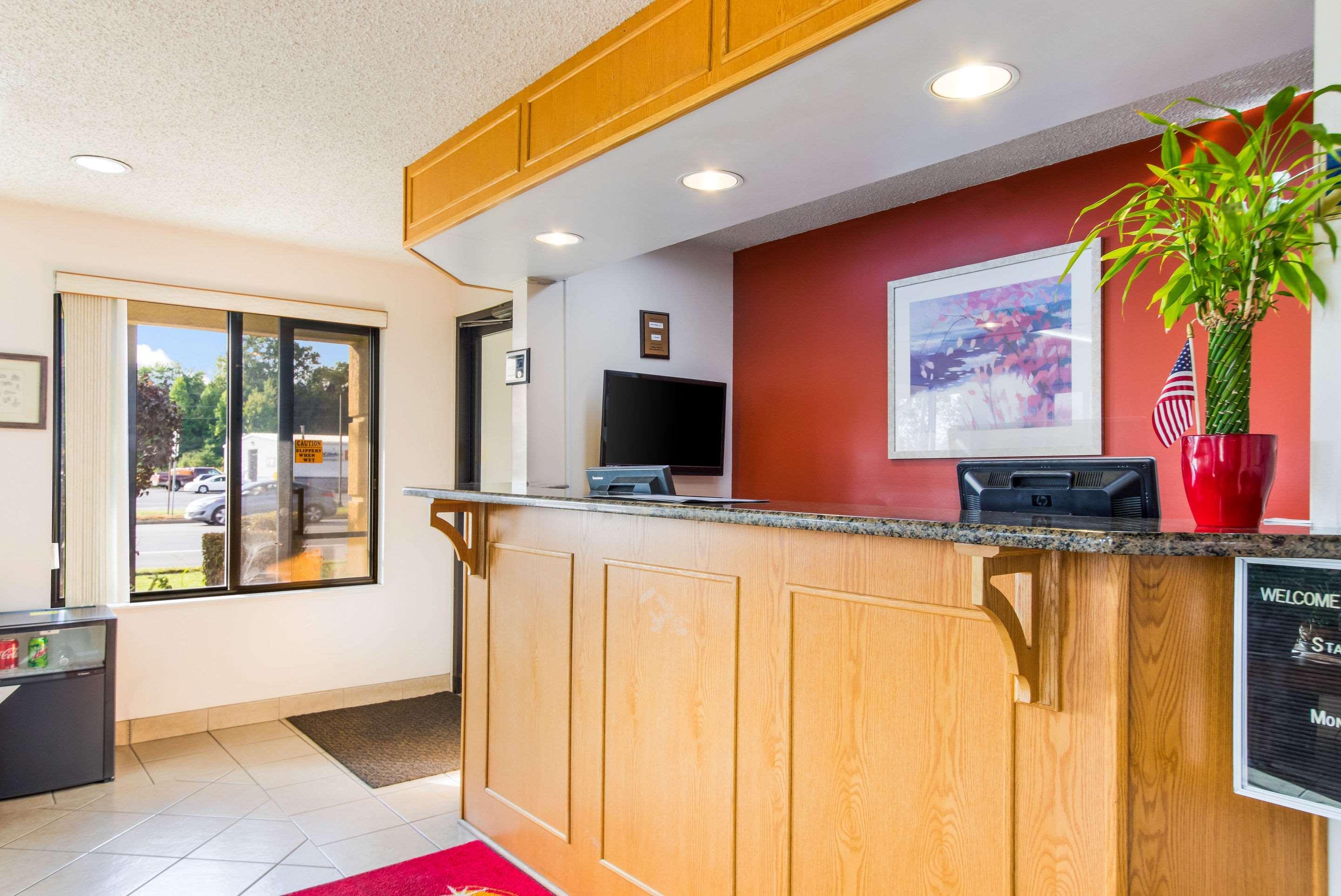Econo Lodge Norwalk Bagian luar foto