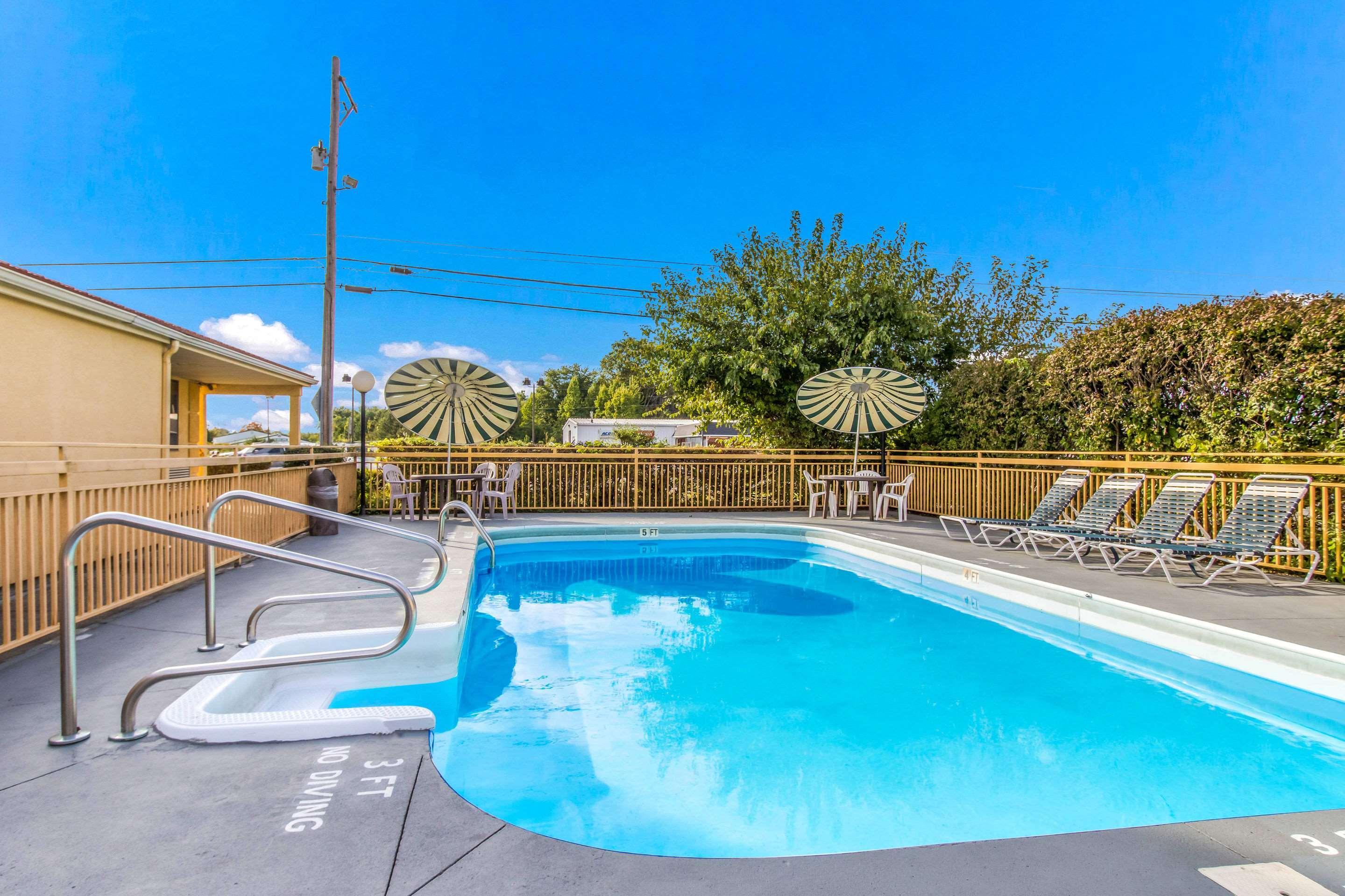 Econo Lodge Norwalk Bagian luar foto