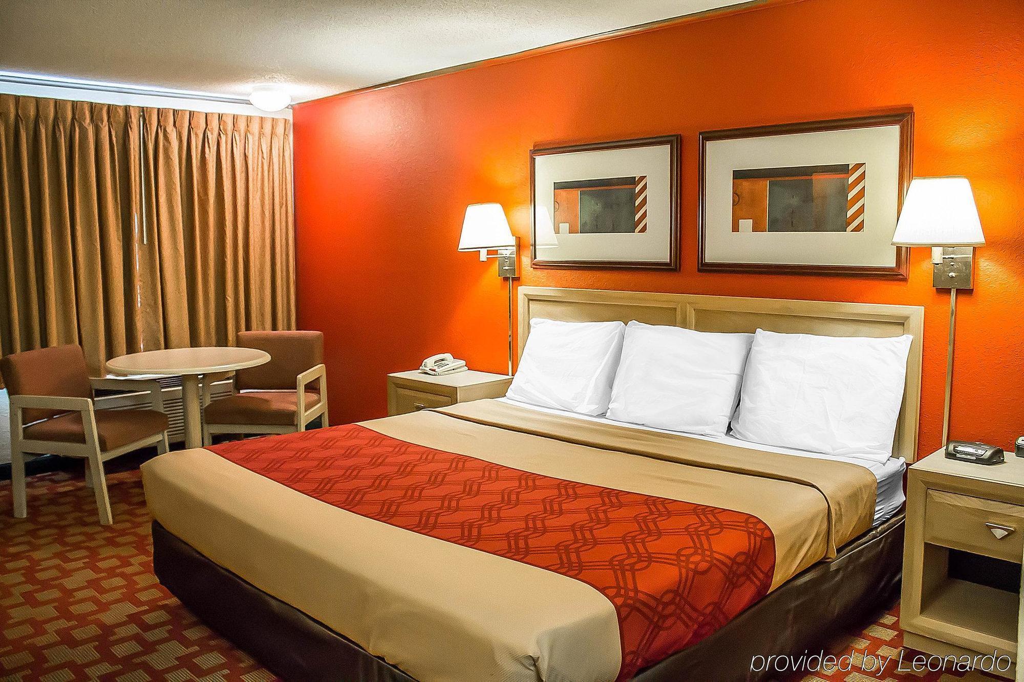 Econo Lodge Norwalk Bagian luar foto