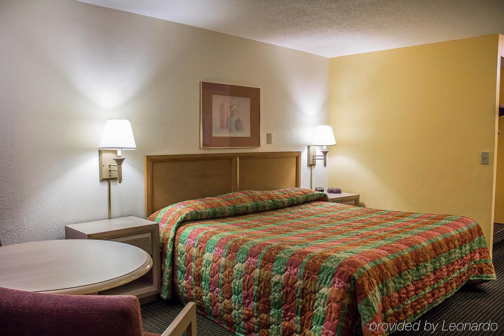Econo Lodge Norwalk Bagian luar foto