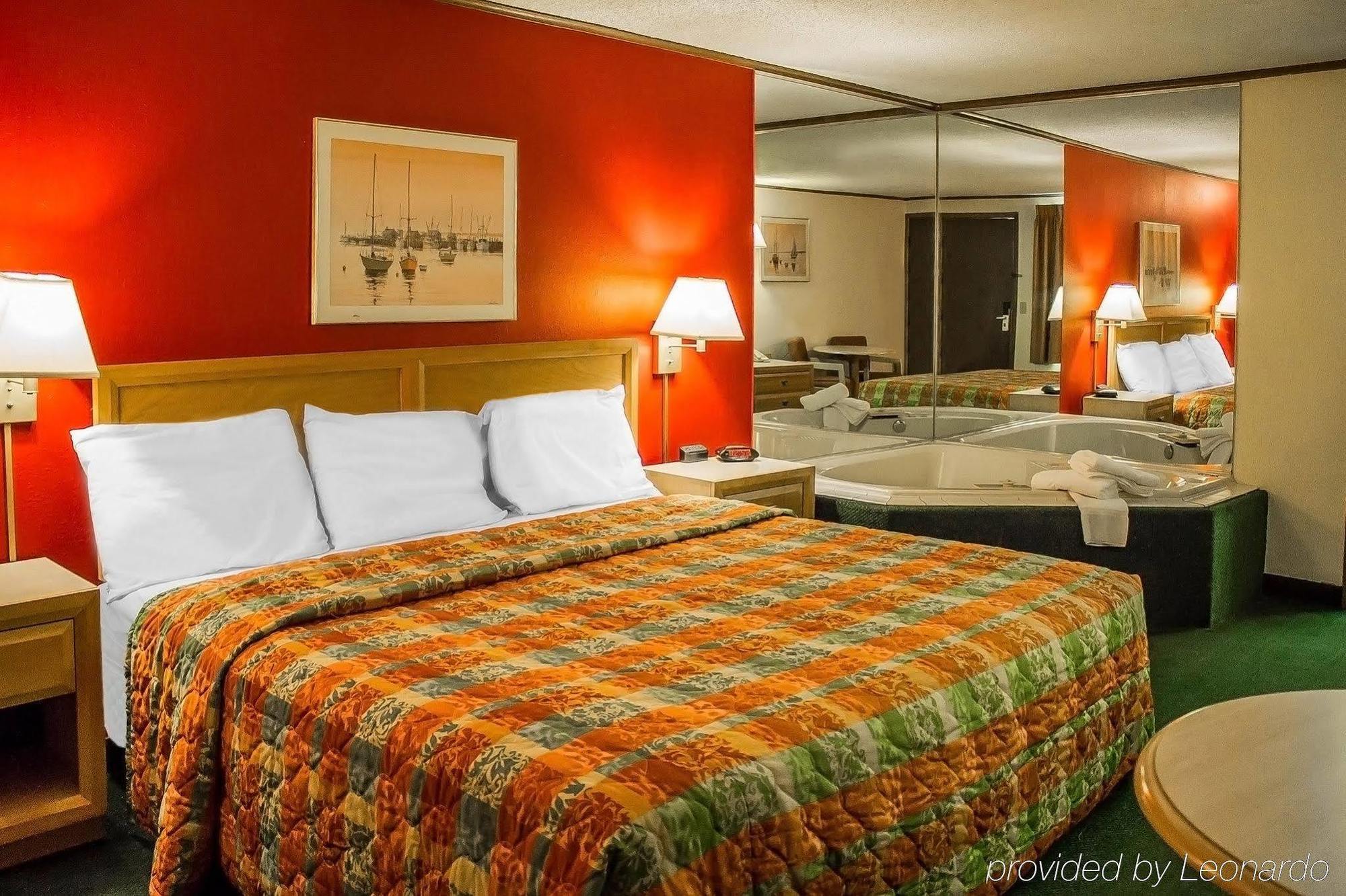 Econo Lodge Norwalk Bagian luar foto