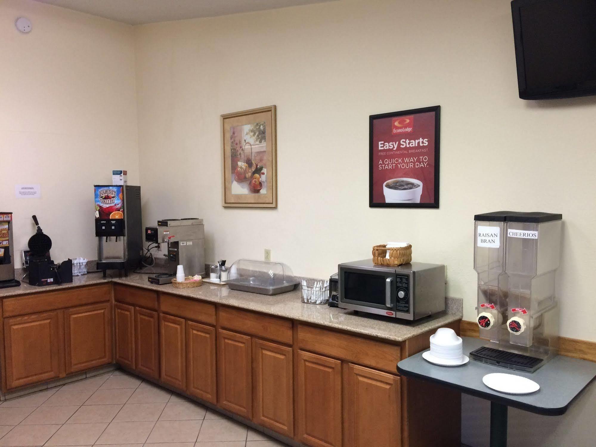 Econo Lodge Norwalk Bagian luar foto