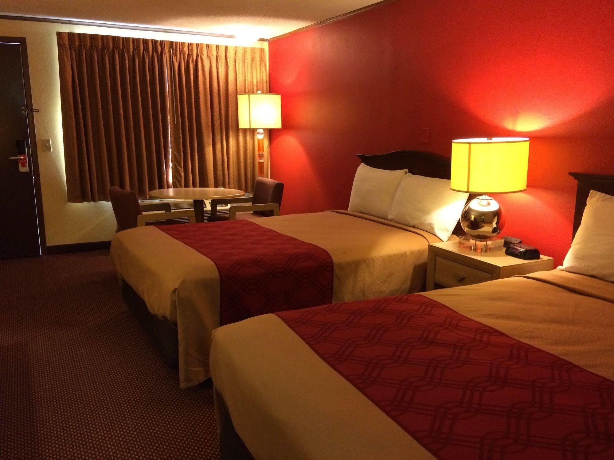 Econo Lodge Norwalk Bagian luar foto