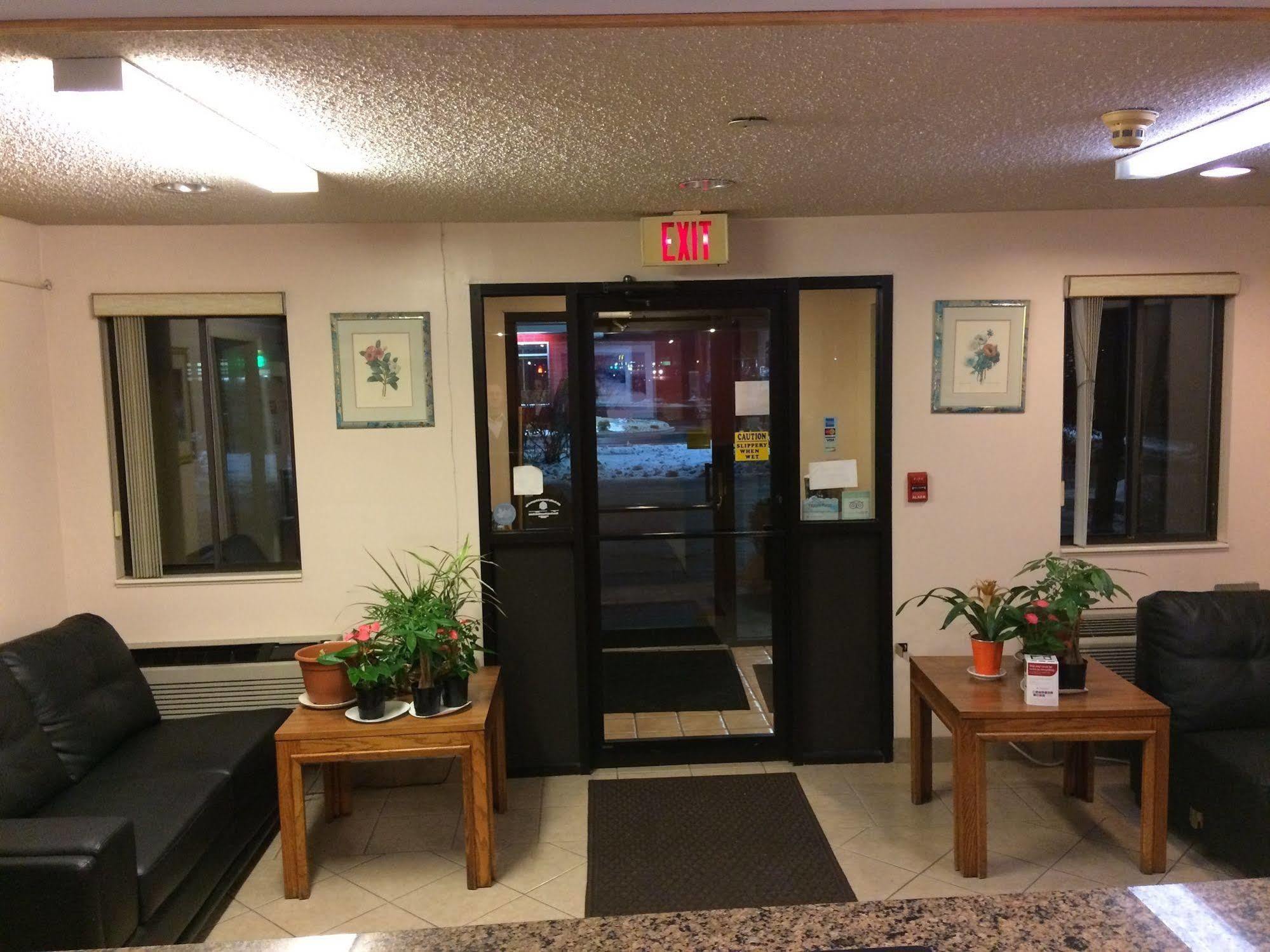 Econo Lodge Norwalk Bagian luar foto
