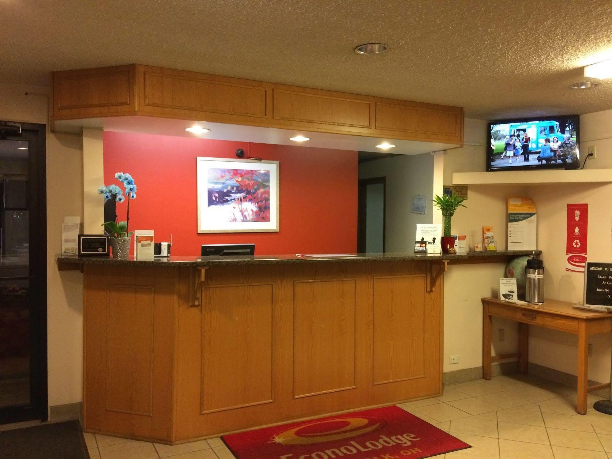 Econo Lodge Norwalk Bagian luar foto